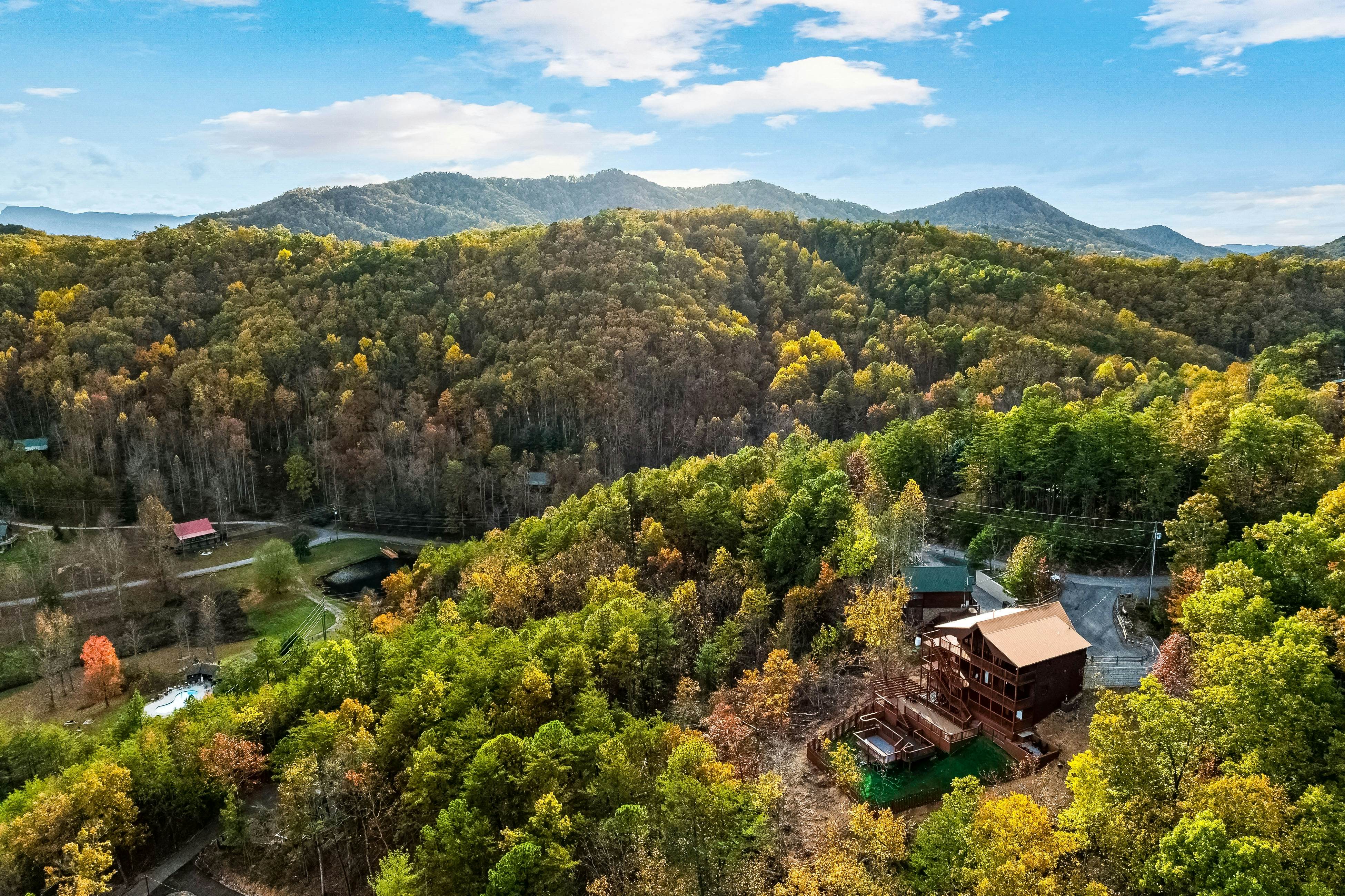 Cabin w/ views, foosball, theater, bowling, putt-putt + free attraction tickets