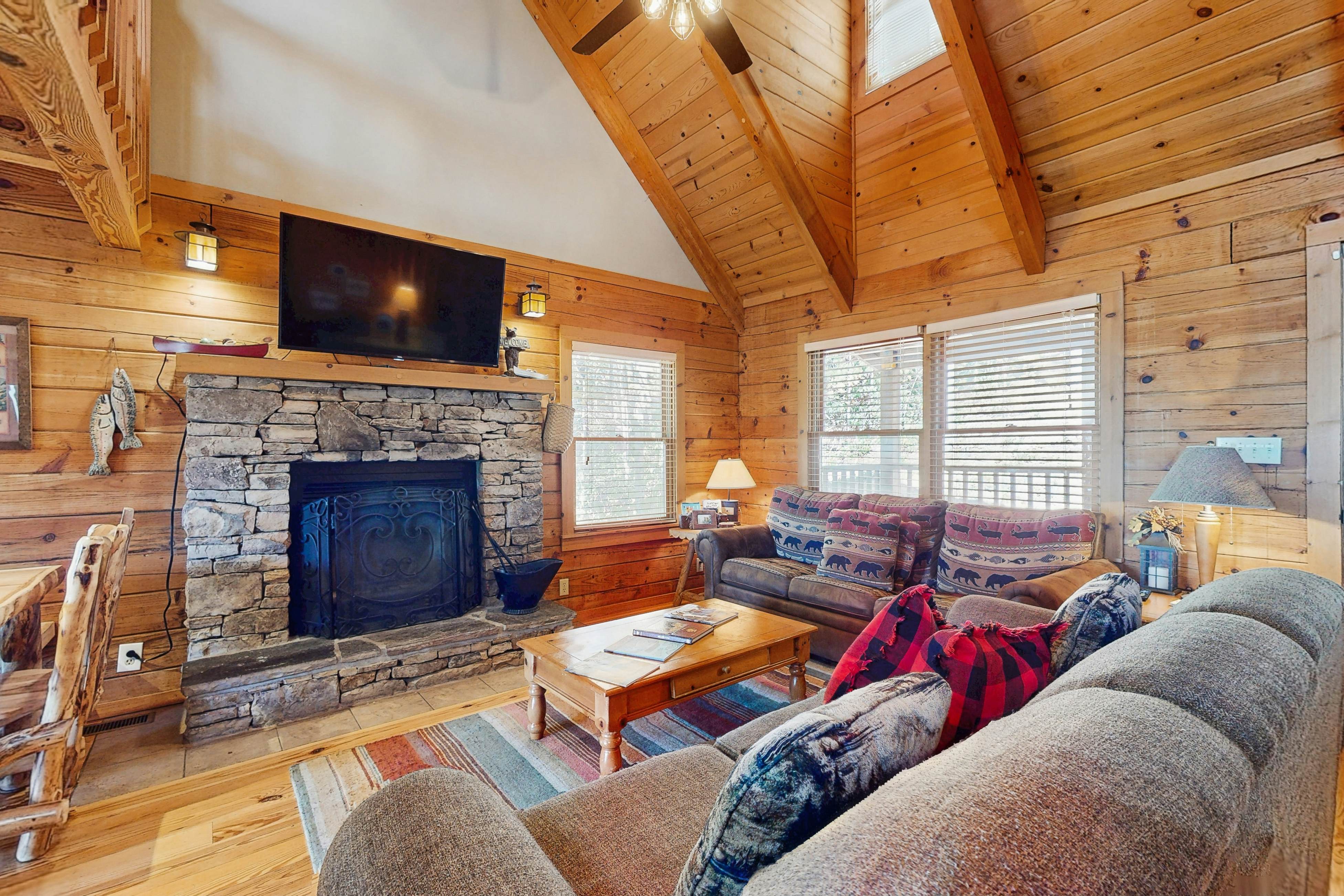Peaceful cabin with  mtn views, hot tub, pool table, fireplace - free tickets!