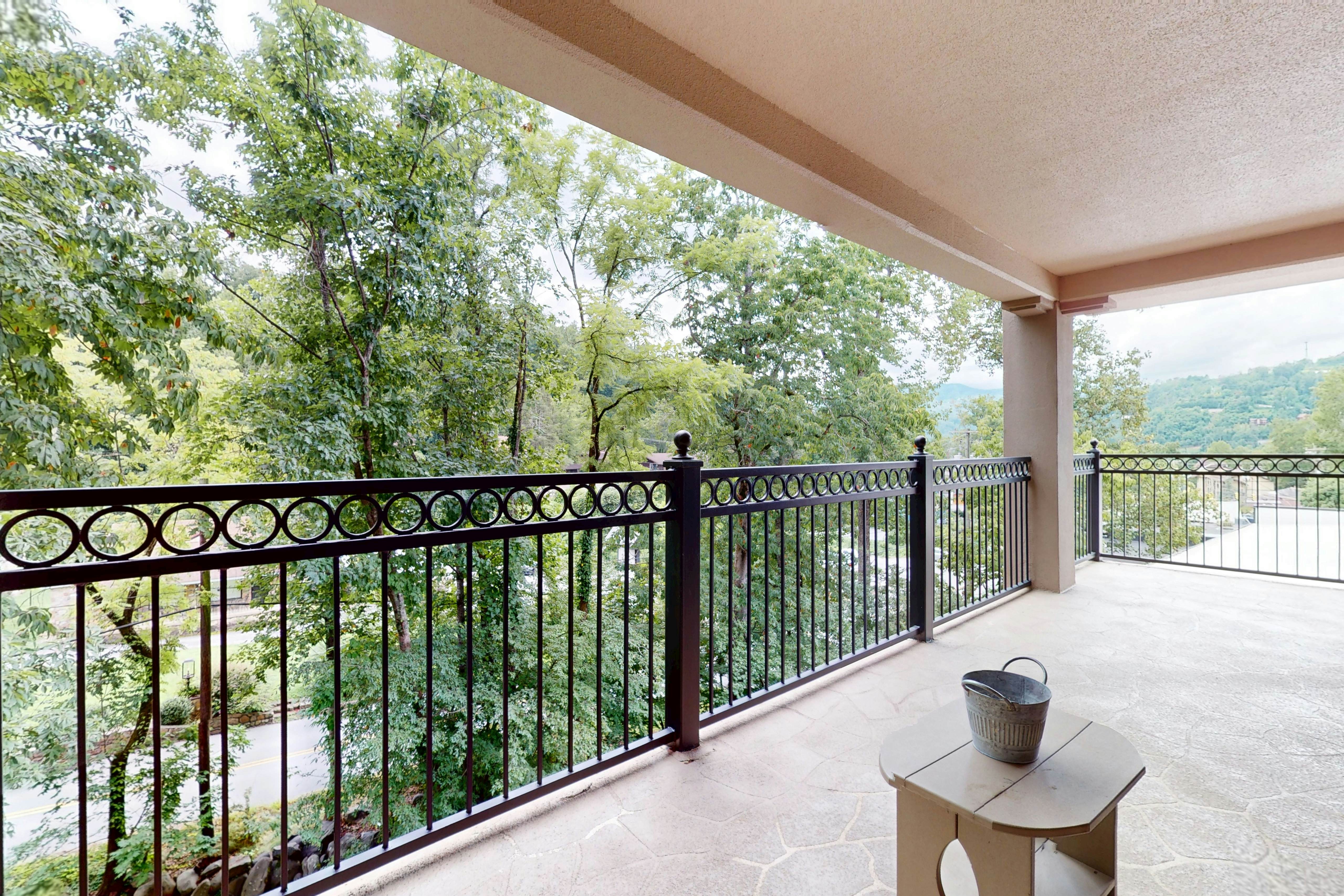 Spacious End Unit with Pool and Creekside Balcony - Walk to Downtown Gatlinburg!