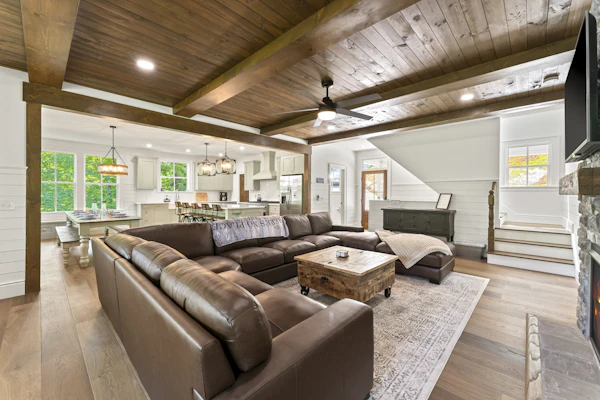 ๐๏ธ ๐๐ฎ๐ธ๐ฒ๐๐ถ๐ฑ๐ฒ ๐ฅ๐ฒ๐๐ฟ๐ฒ๐ฎ๐
Spacious waterfront vacation rental on Norris Lake in Jacksboro, TN, sleeping up to 22 guests. This newly built lake house features 7 bedrooms, king suites, bunk rooms, private dock with slide, boat parking, game room, multiple living areas, gas grill, and stocked kitchen. Minutes to Whitman Hollow Marina. Ideal for large groups, families, and lake getaways.