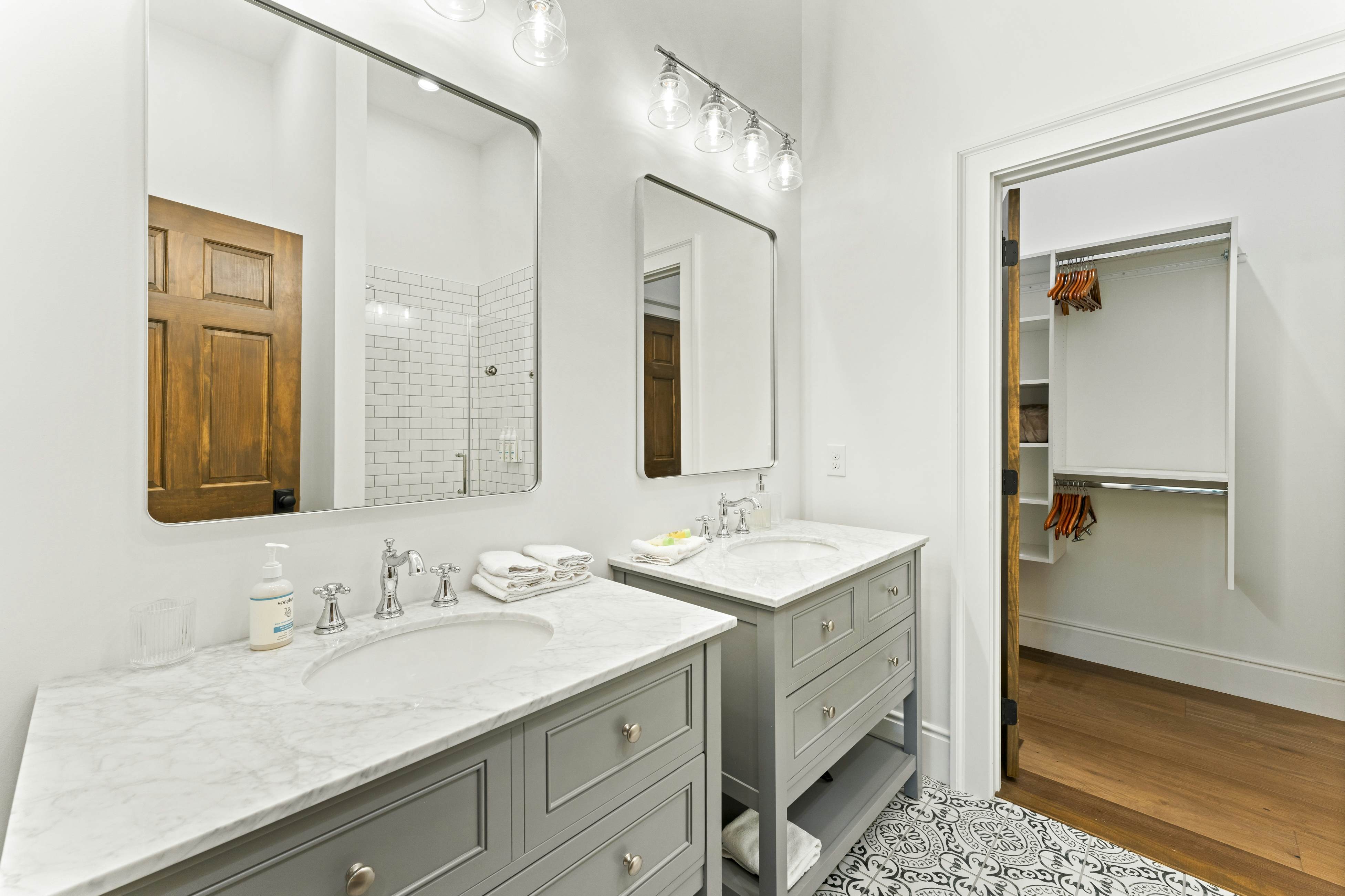 Lakeside Retreat, Sleeps 22・Dock・Grill・Game Room