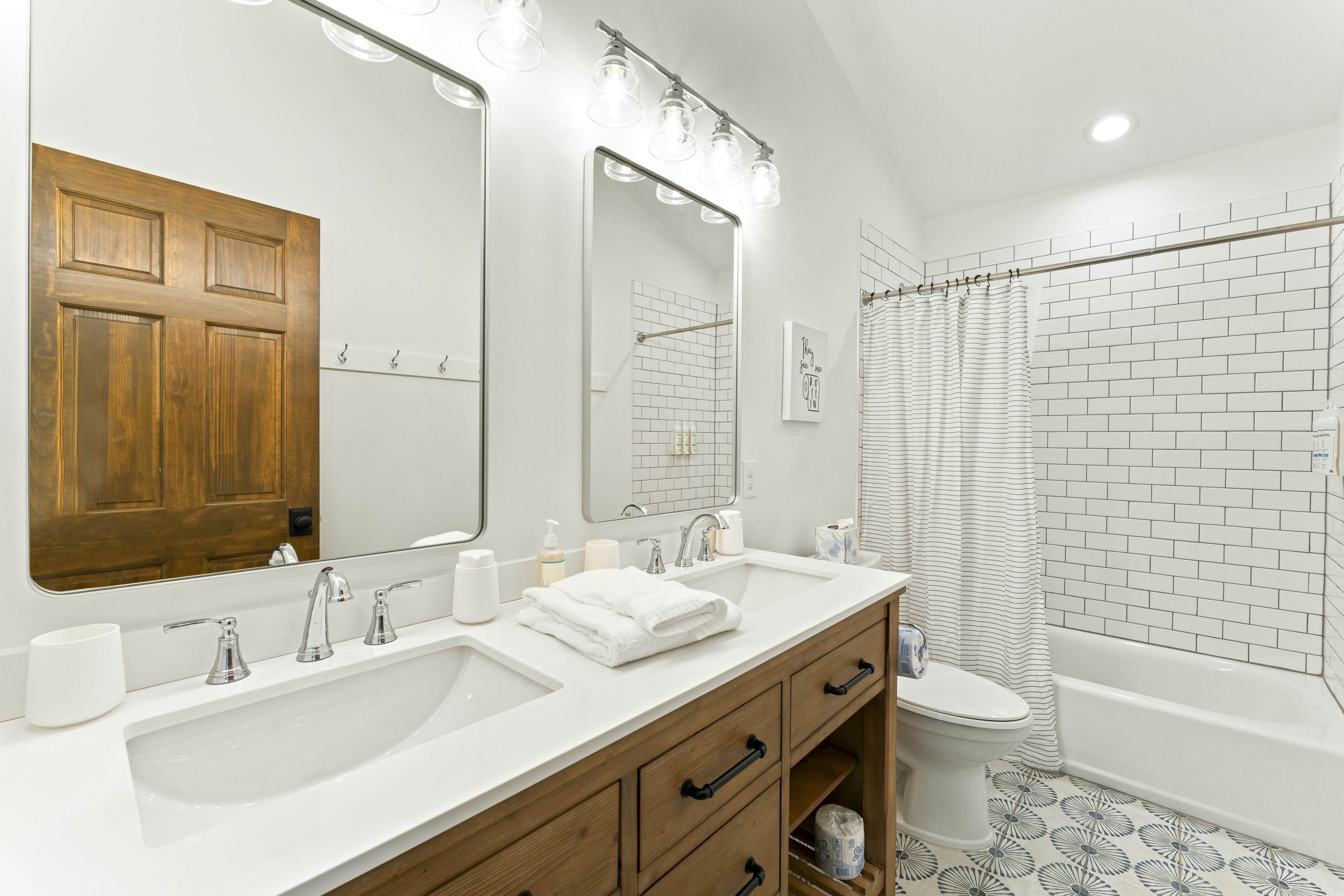 Lakeside Retreat, Sleeps 22・Dock・Grill・Game Room