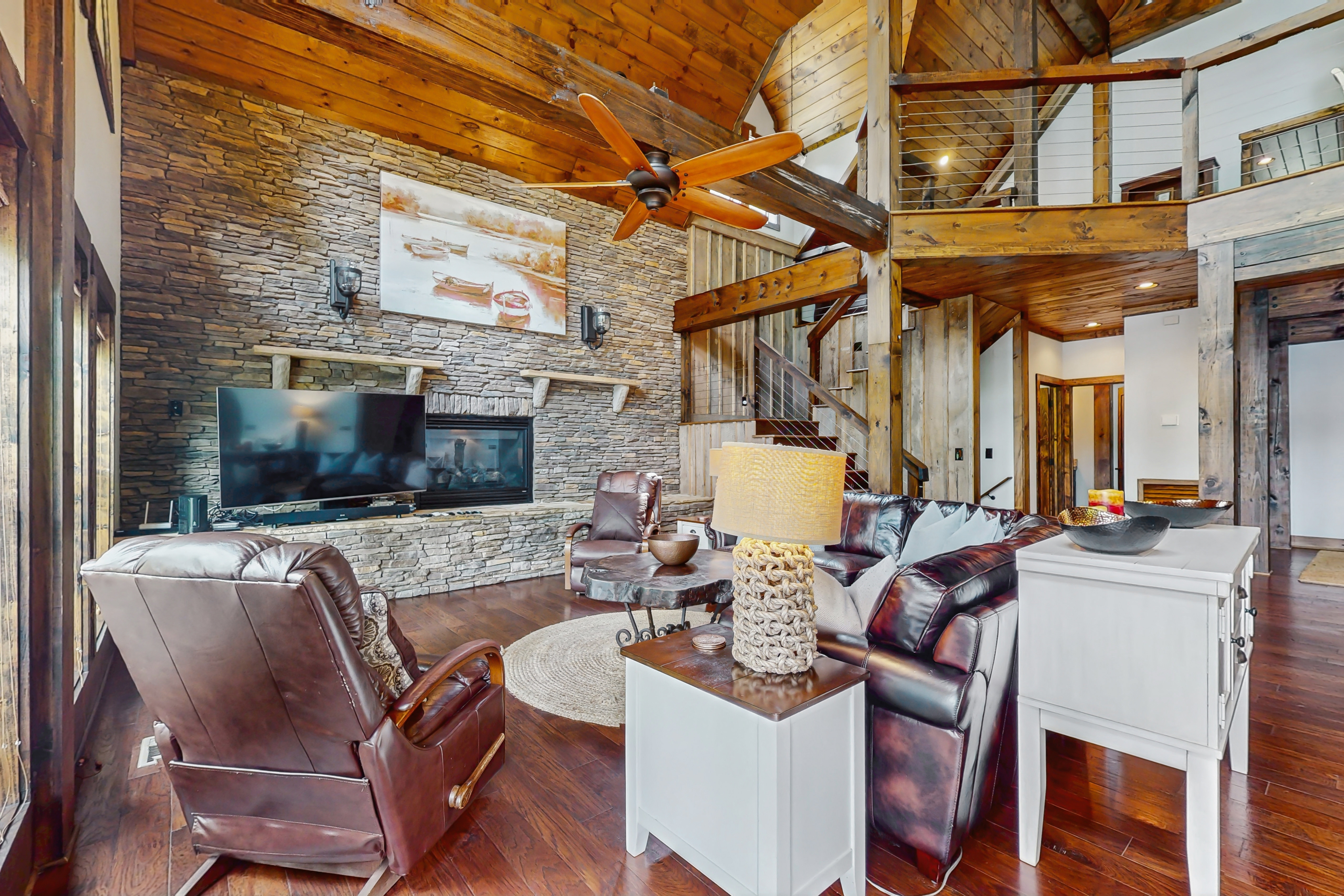 Lakefront Escape, Sleeps 10・Private Dock・Hot Tub