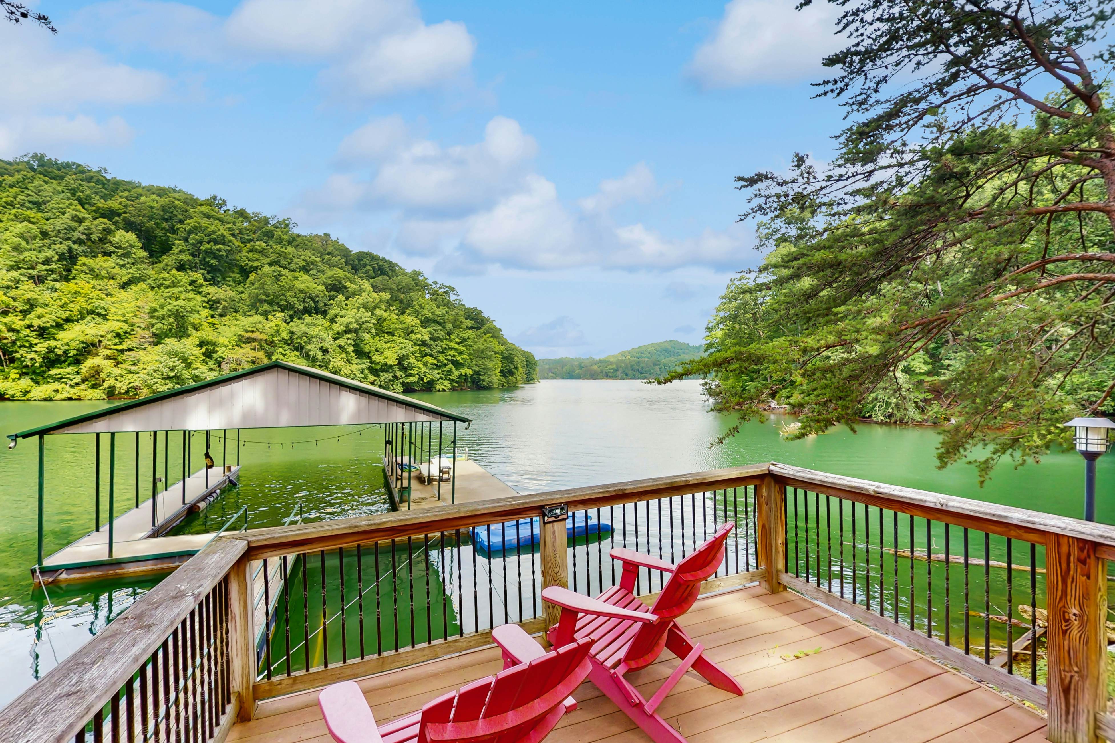 Lakefront Escape, Sleeps 10・Private Dock・Hot Tub