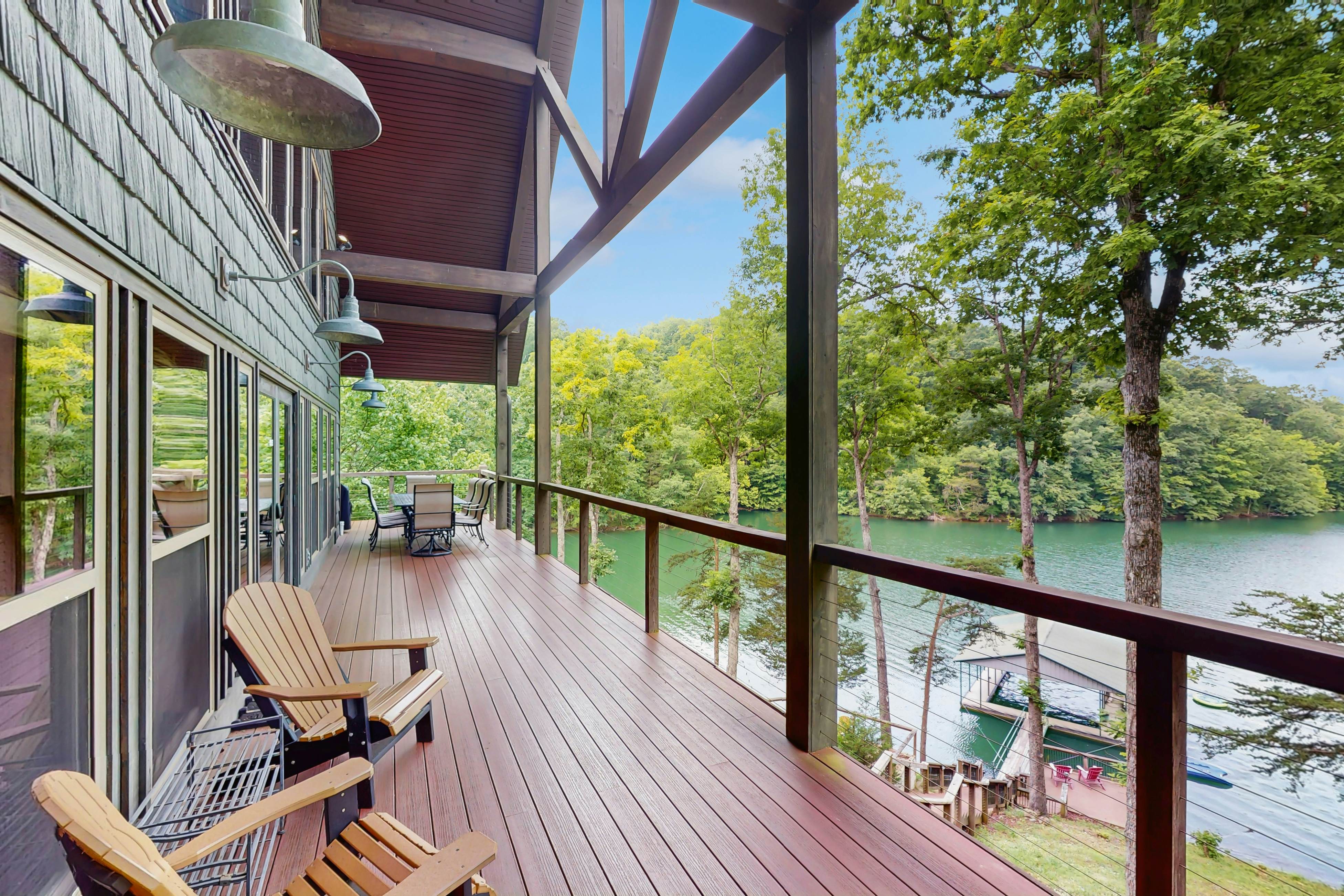 Lakefront Escape, Sleeps 10・Private Dock・Hot Tub