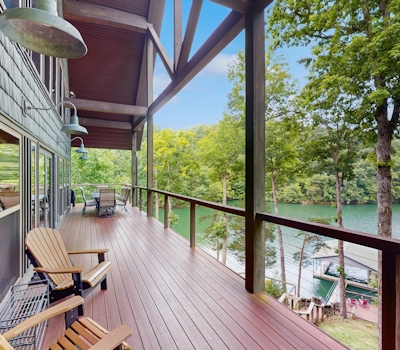 Lakefront Escape, Sleeps 10・Private Dock・Hot Tub