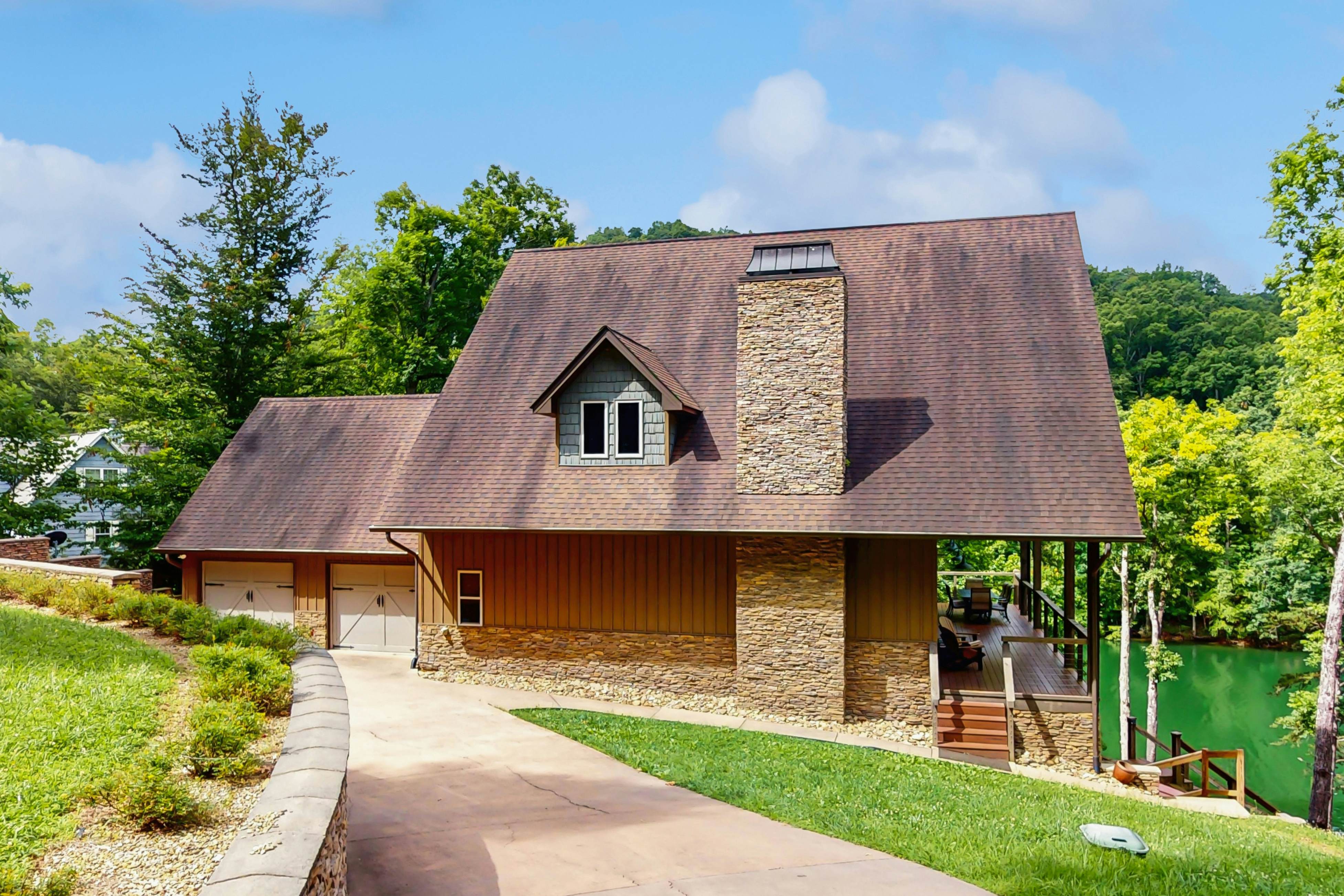 Lakefront Escape, Sleeps 10・Private Dock・Hot Tub