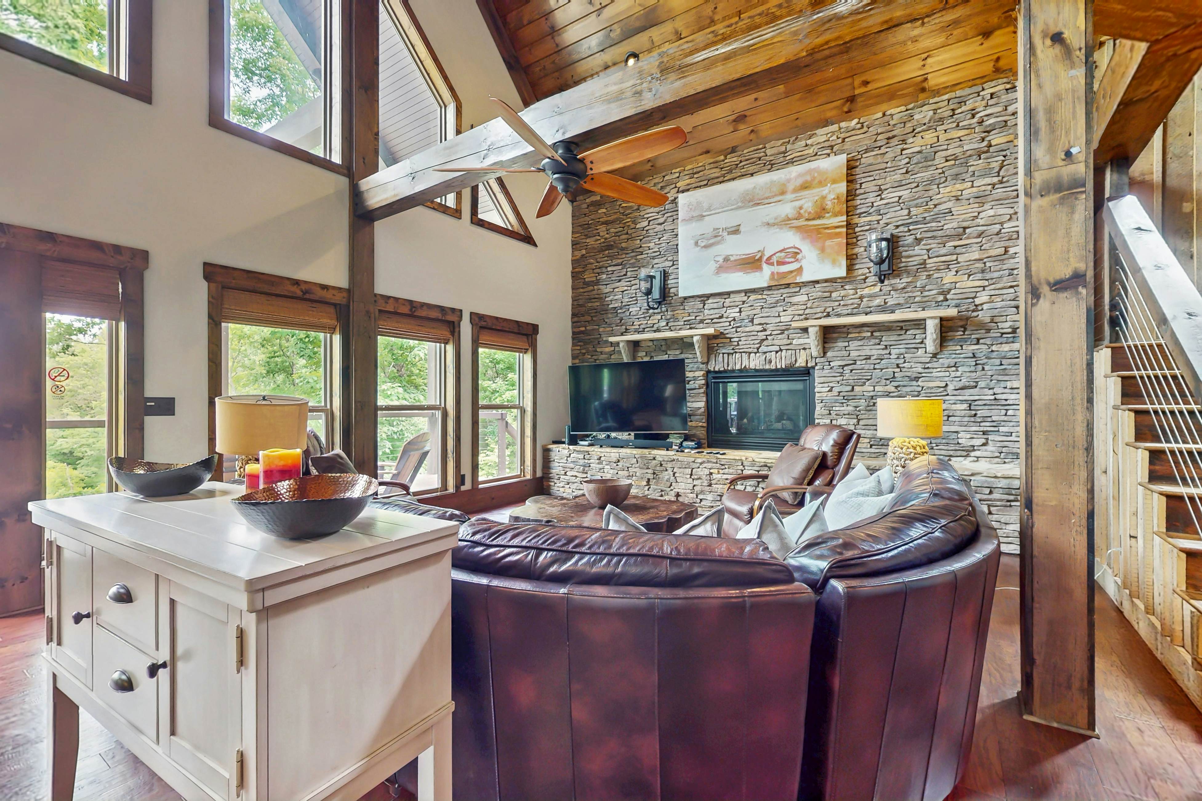 Lakefront Escape, Sleeps 10・Private Dock・Hot Tub