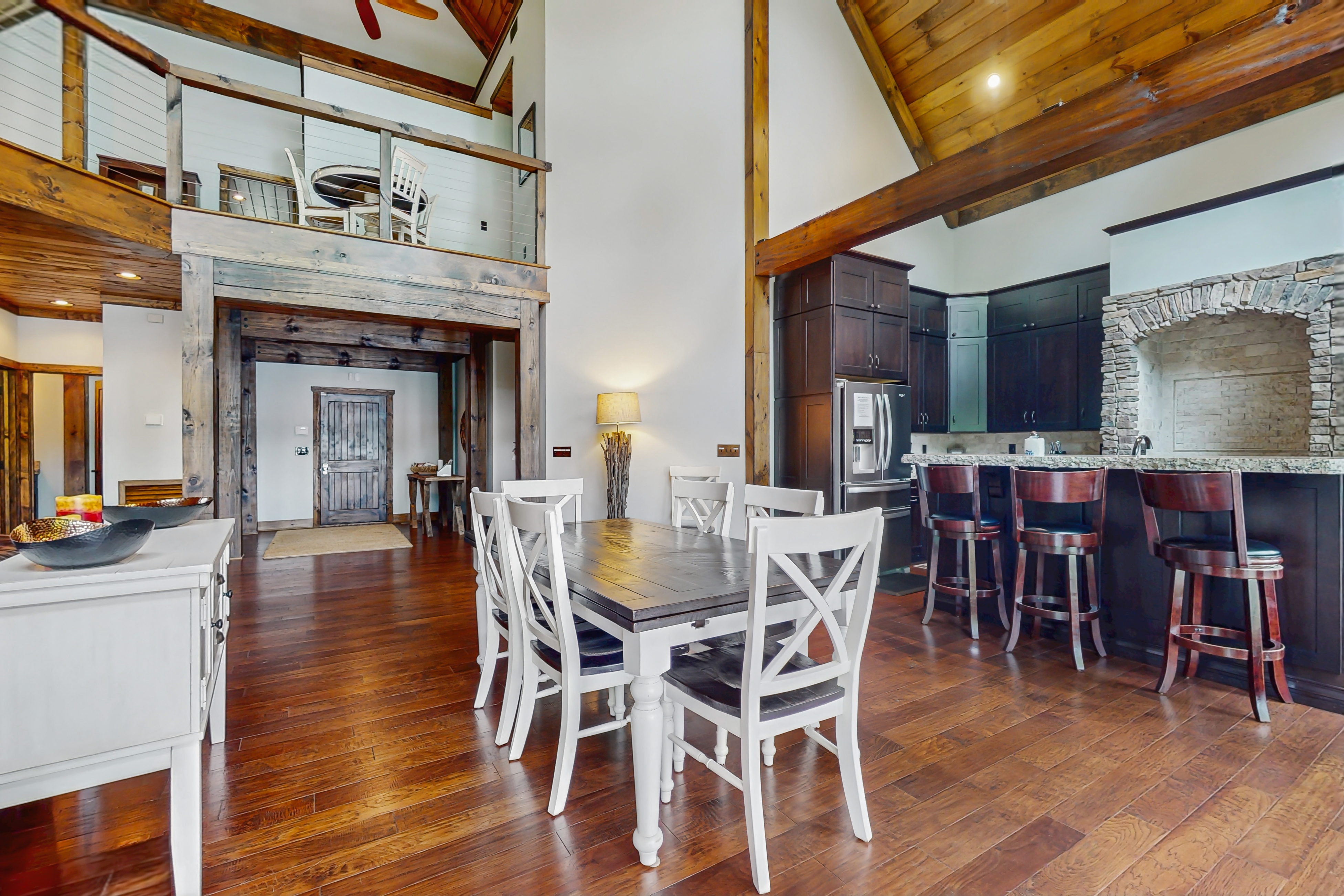 Lakefront Escape, Sleeps 10・Private Dock・Hot Tub