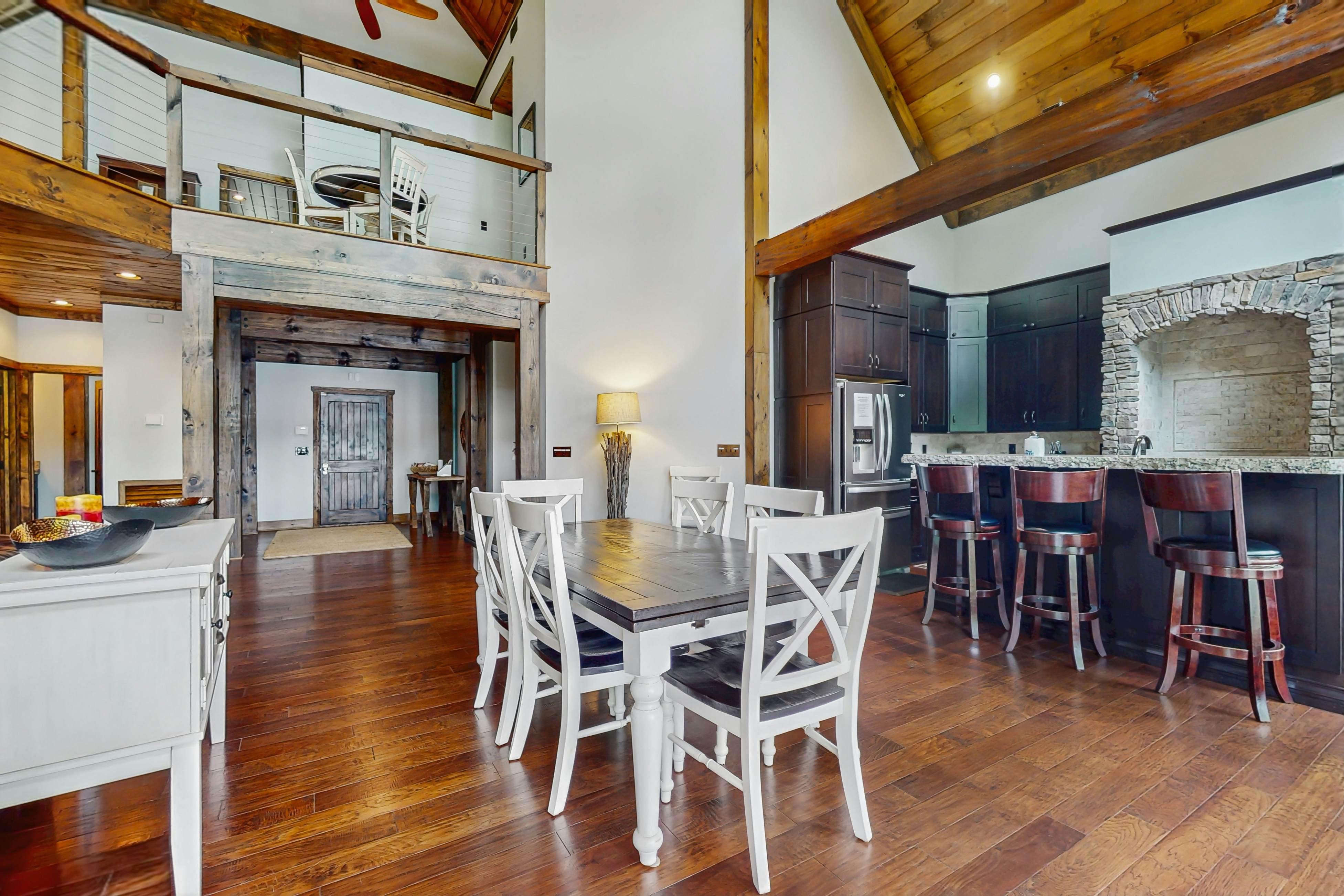 Lakefront Escape, Sleeps 10・Private Dock・Hot Tub