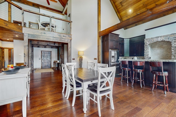 Lakefront Escape, Sleeps 10・Private Dock・Hot Tub