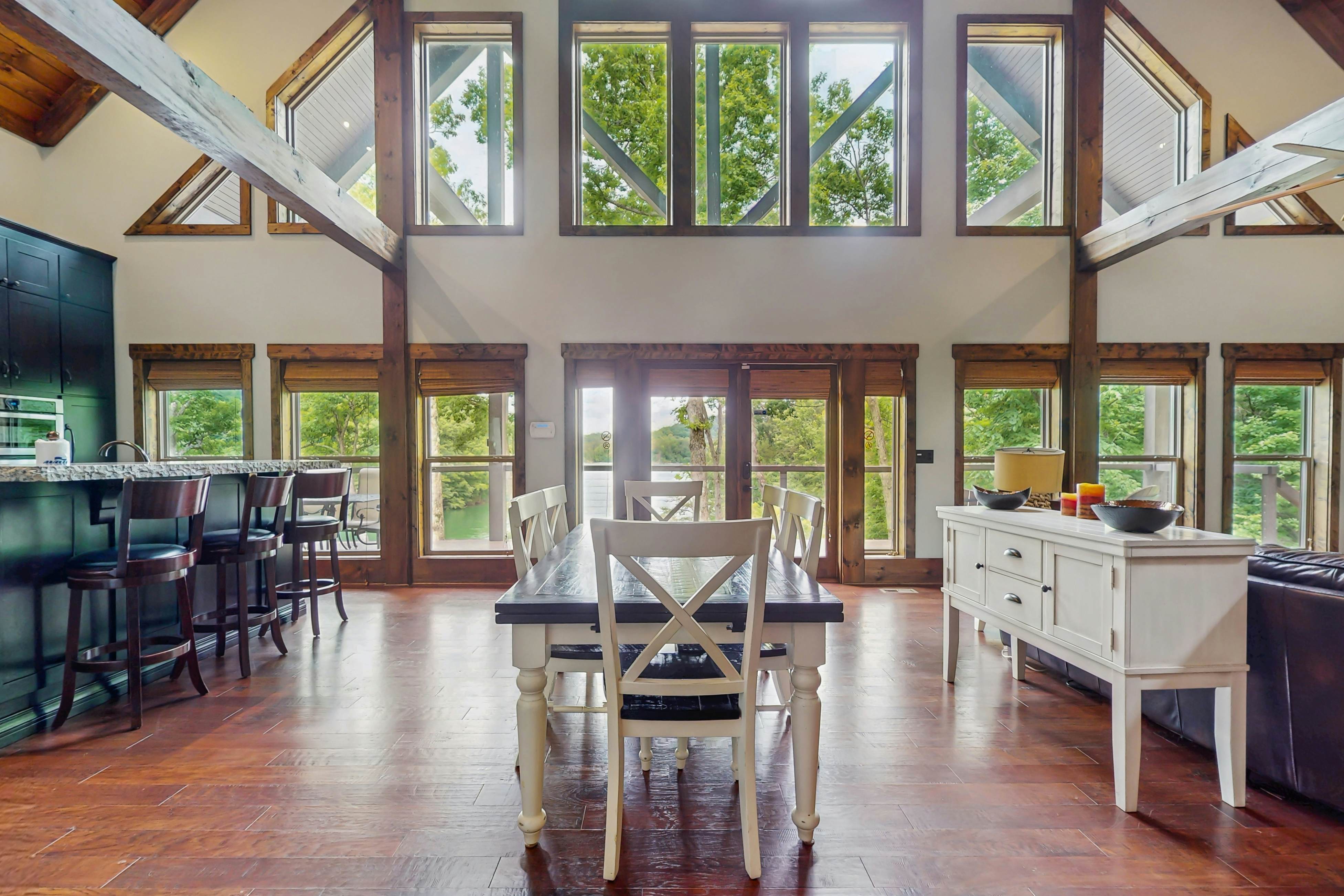 Lakefront Escape, Sleeps 10・Private Dock・Hot Tub