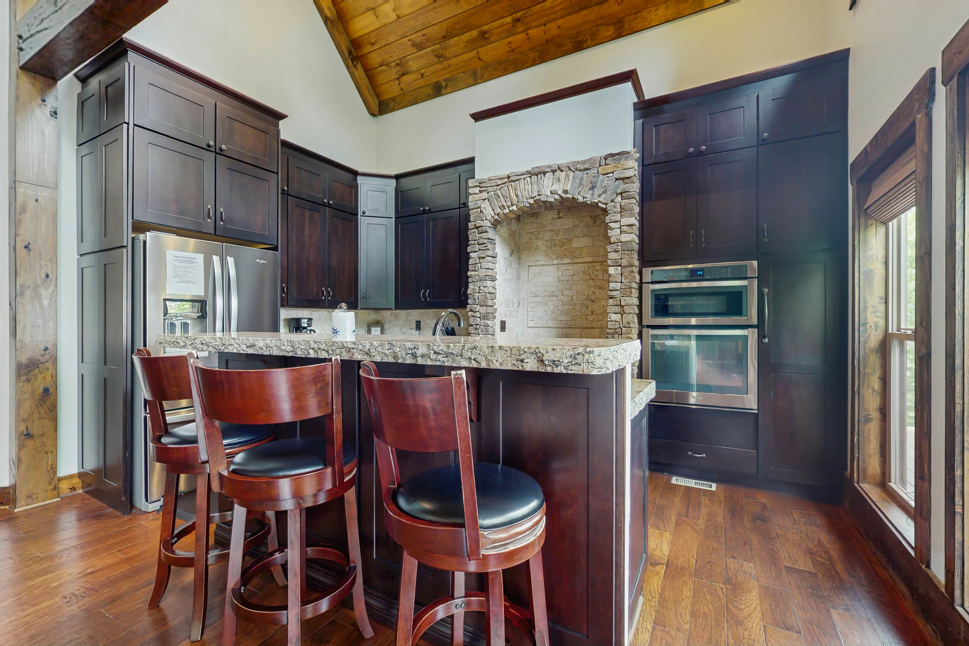 Lakefront Escape, Sleeps 10・Private Dock・Hot Tub