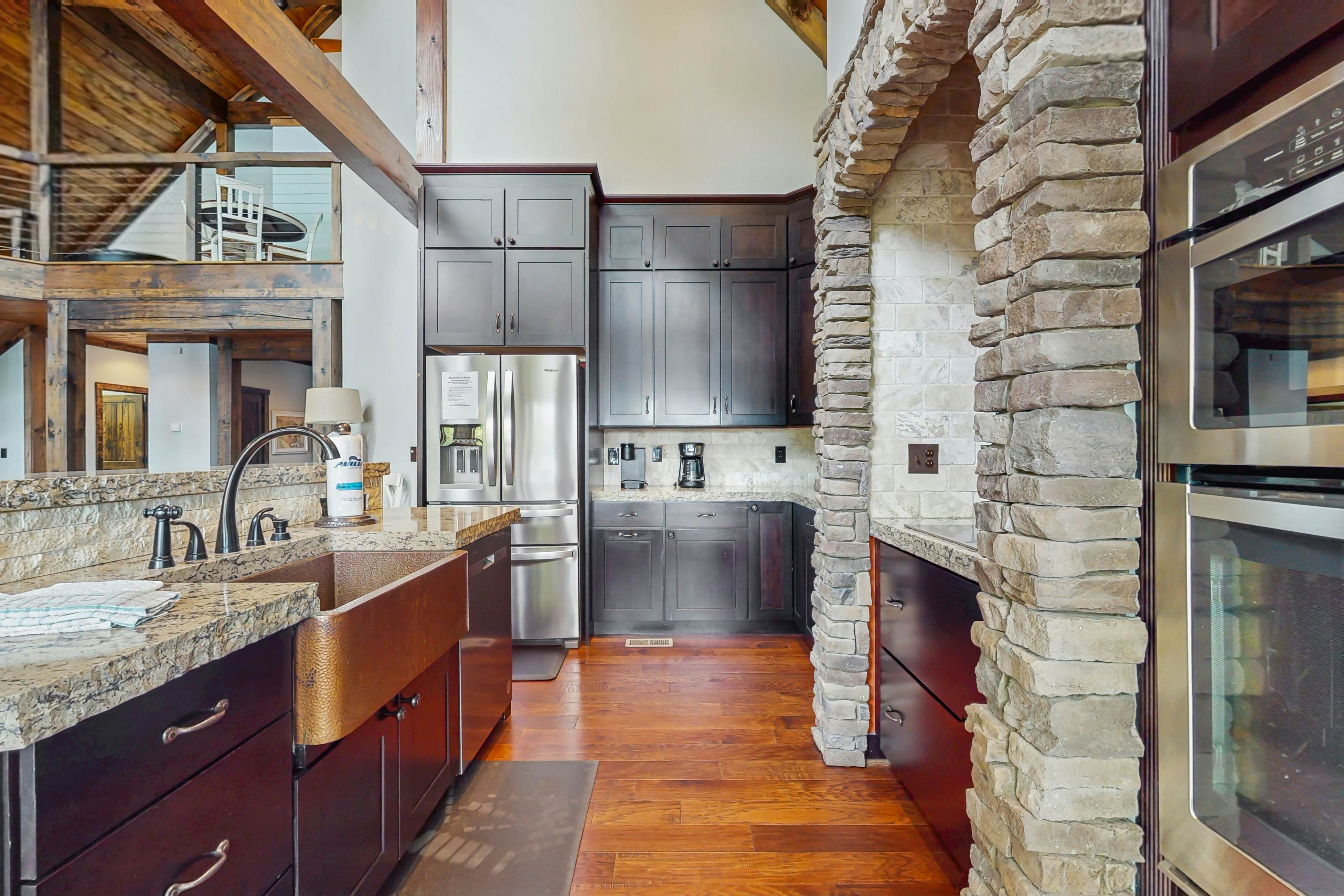 Lakefront Escape, Sleeps 10・Private Dock・Hot Tub