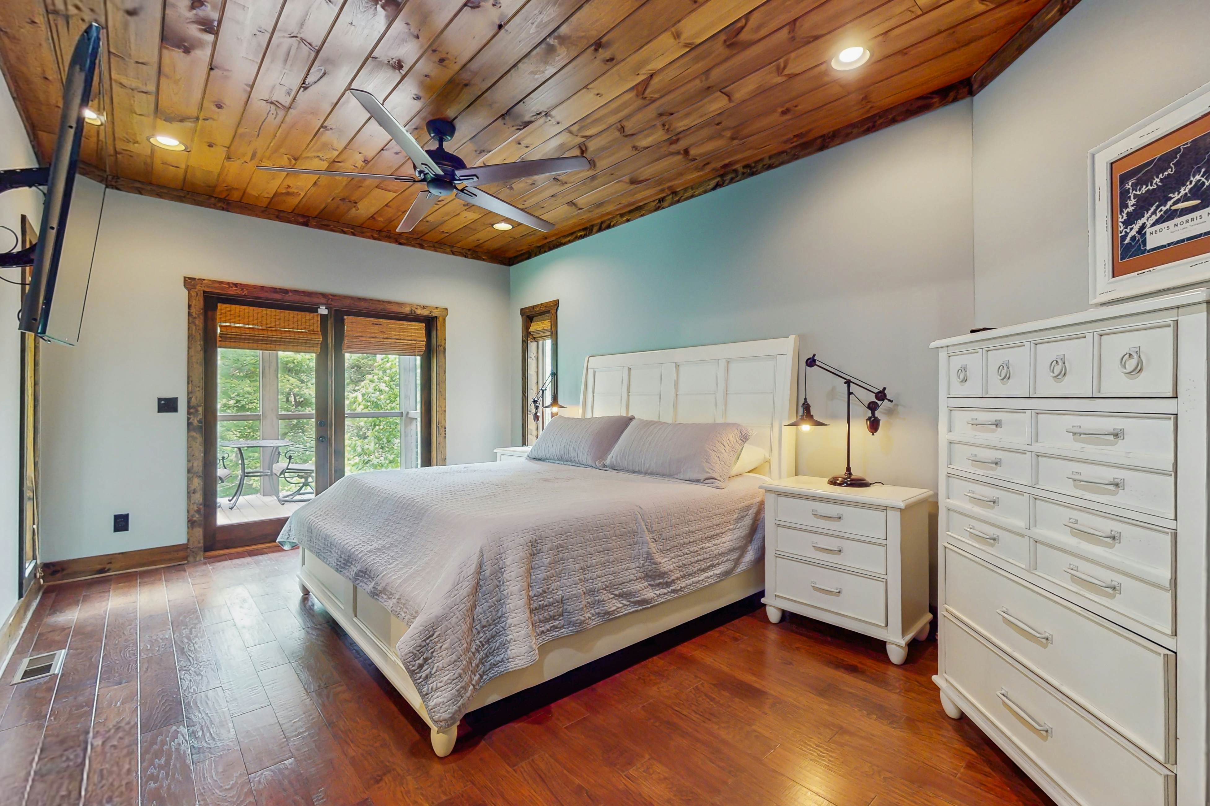 Lakefront Escape, Sleeps 10・Private Dock・Hot Tub