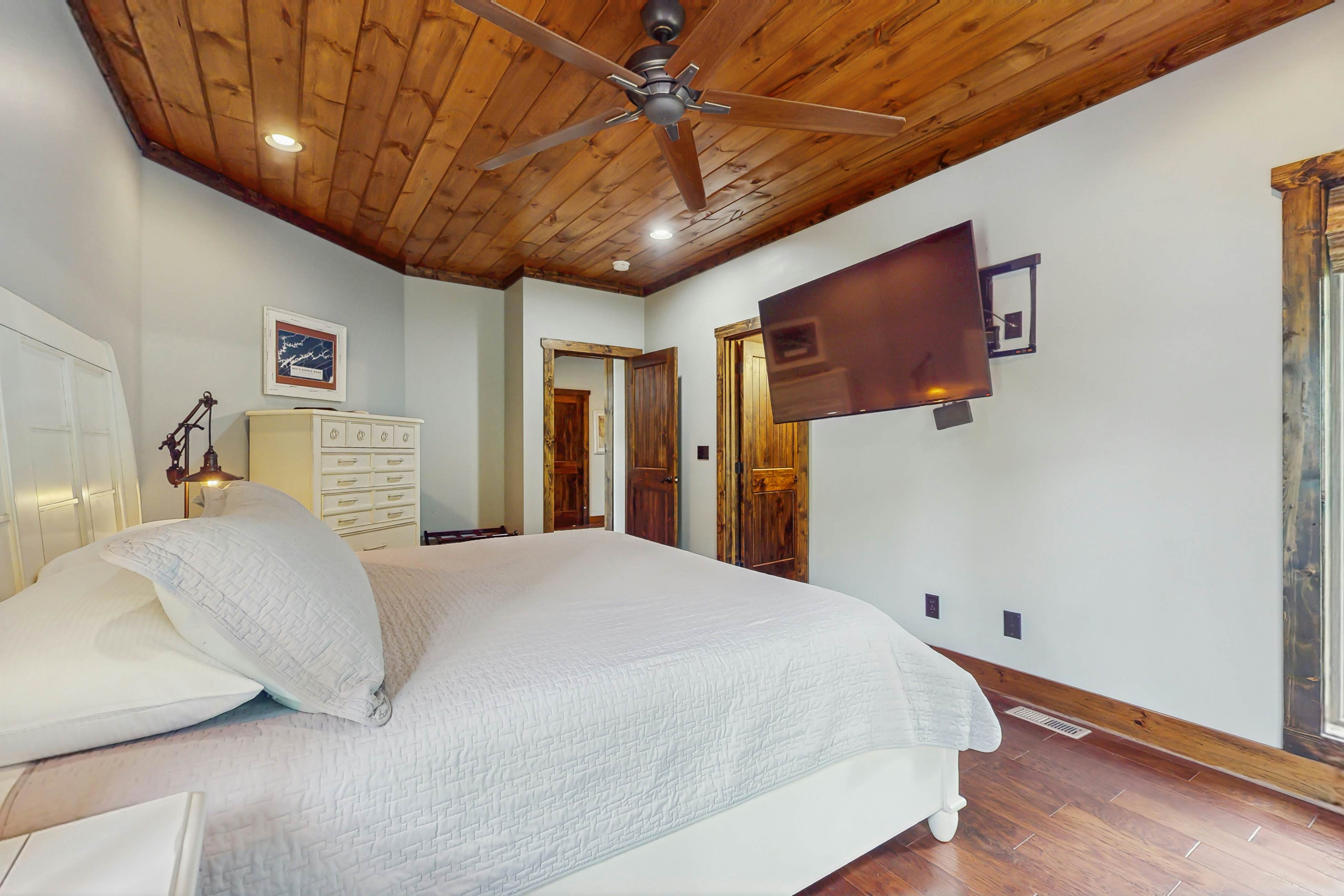 Lakefront Escape, Sleeps 10・Private Dock・Hot Tub