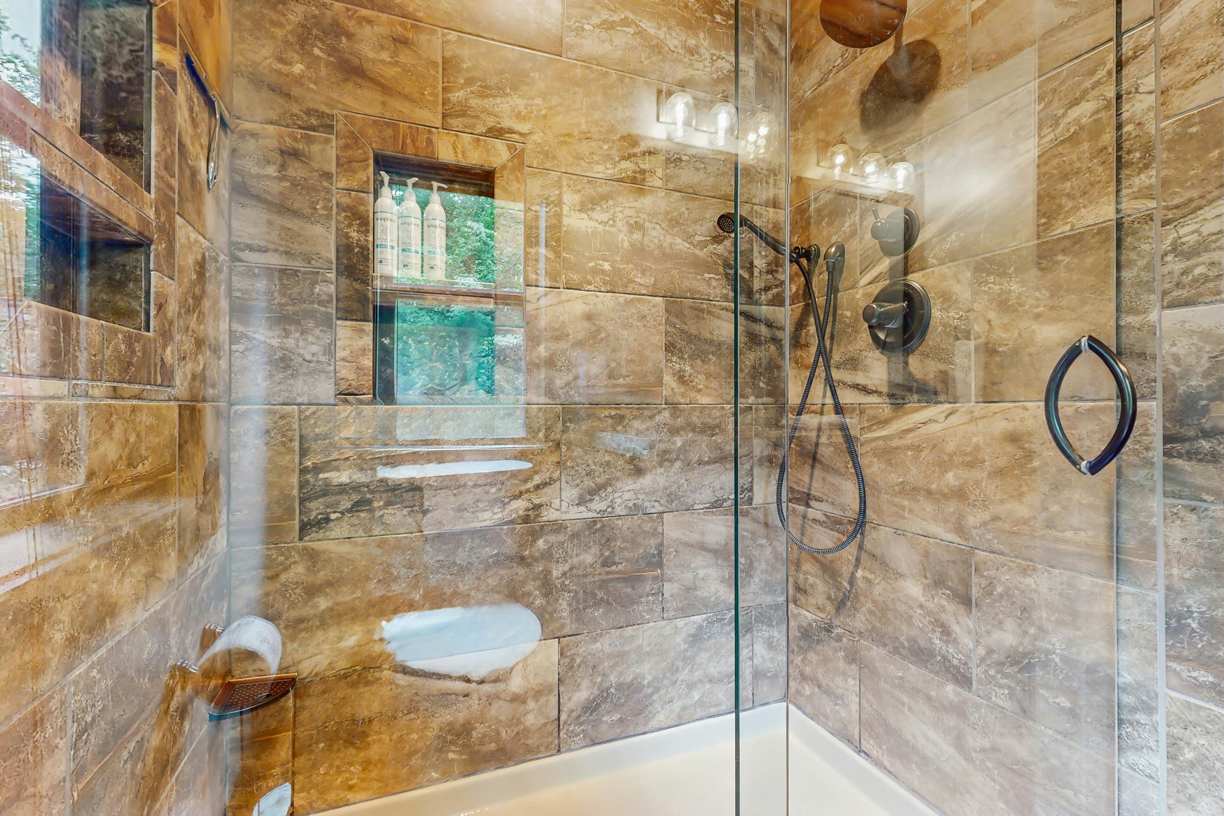 Lakefront Escape, Sleeps 10・Private Dock・Hot Tub