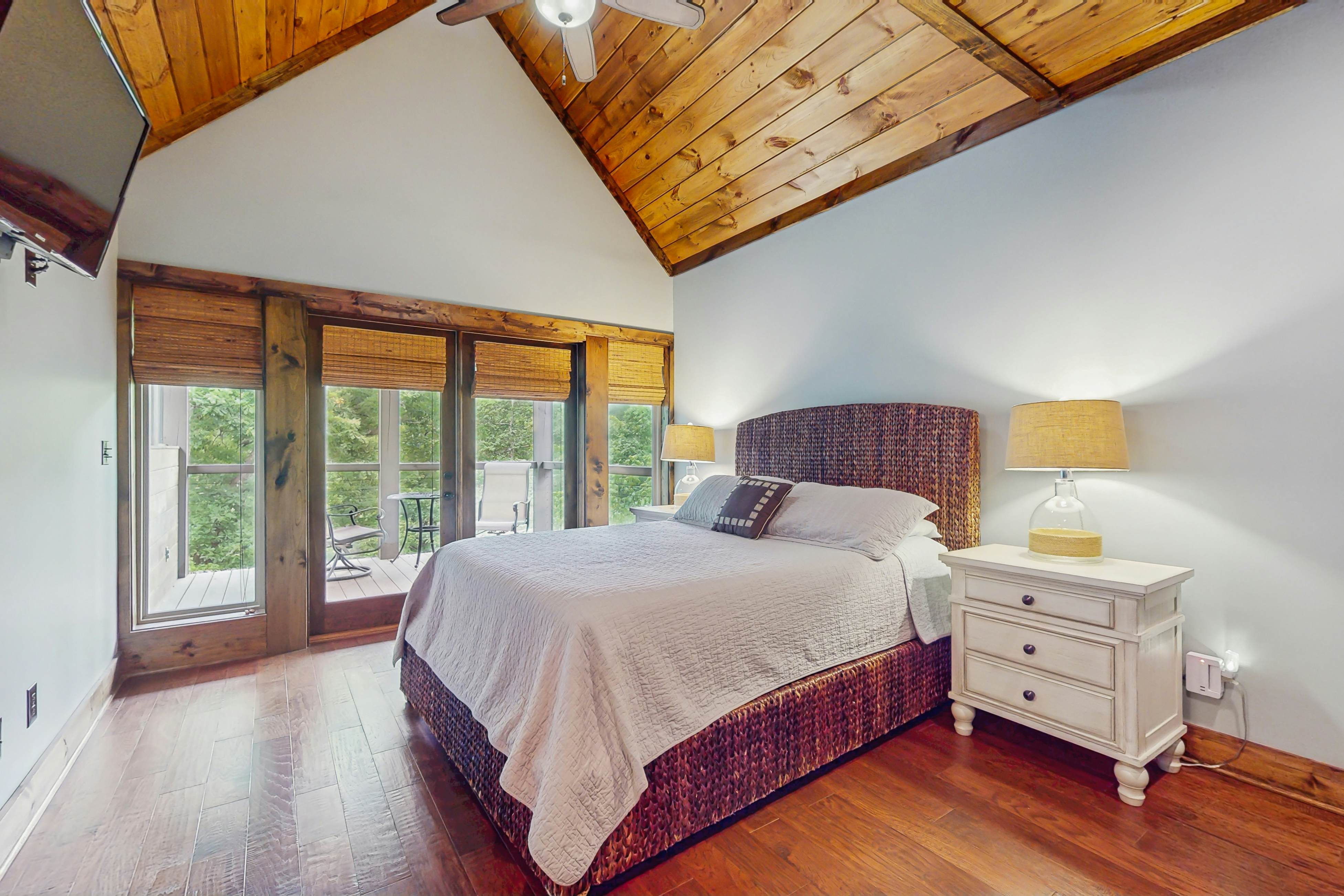 Lakefront Escape, Sleeps 10・Private Dock・Hot Tub