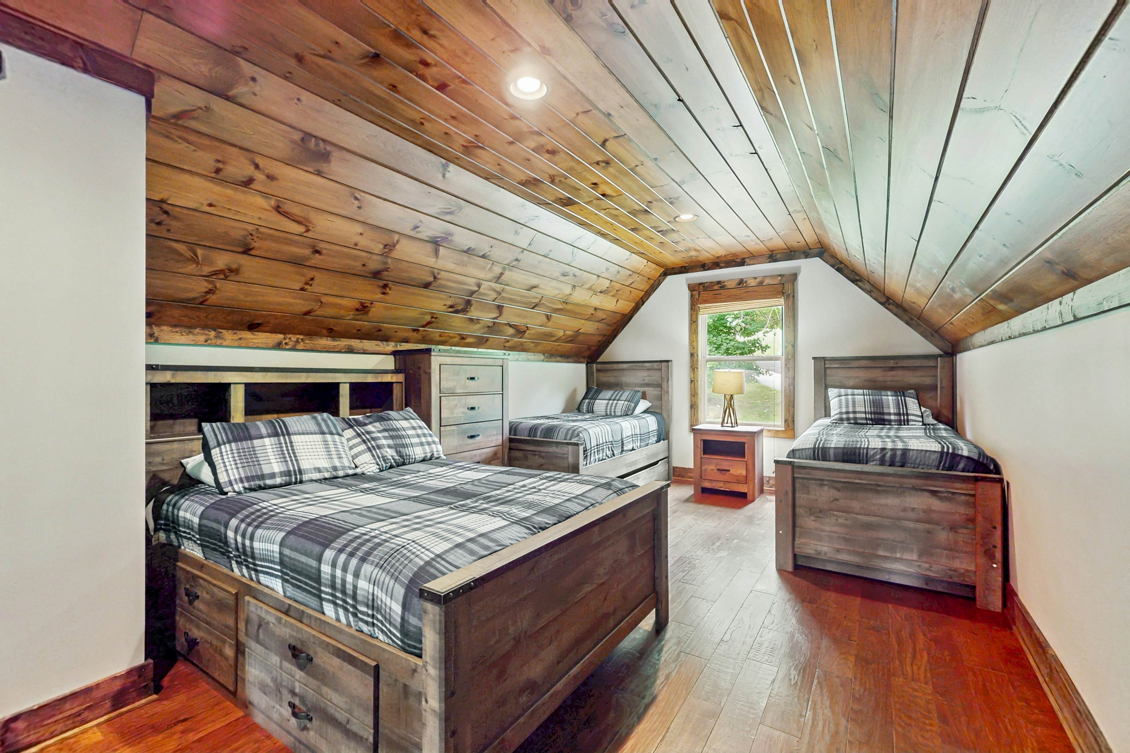 Lakefront Escape, Sleeps 10・Private Dock・Hot Tub