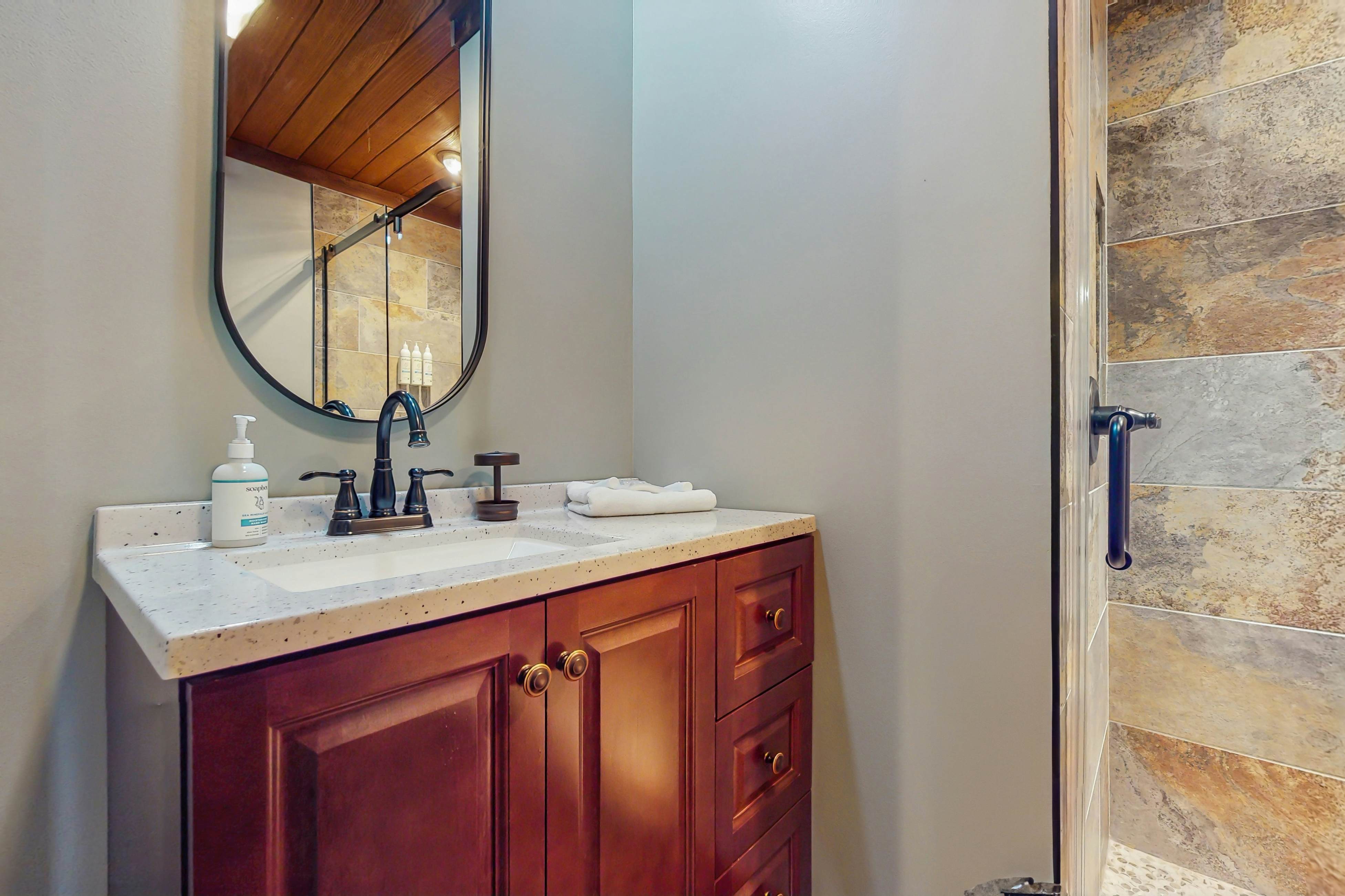 Lakefront Escape, Sleeps 10・Private Dock・Hot Tub