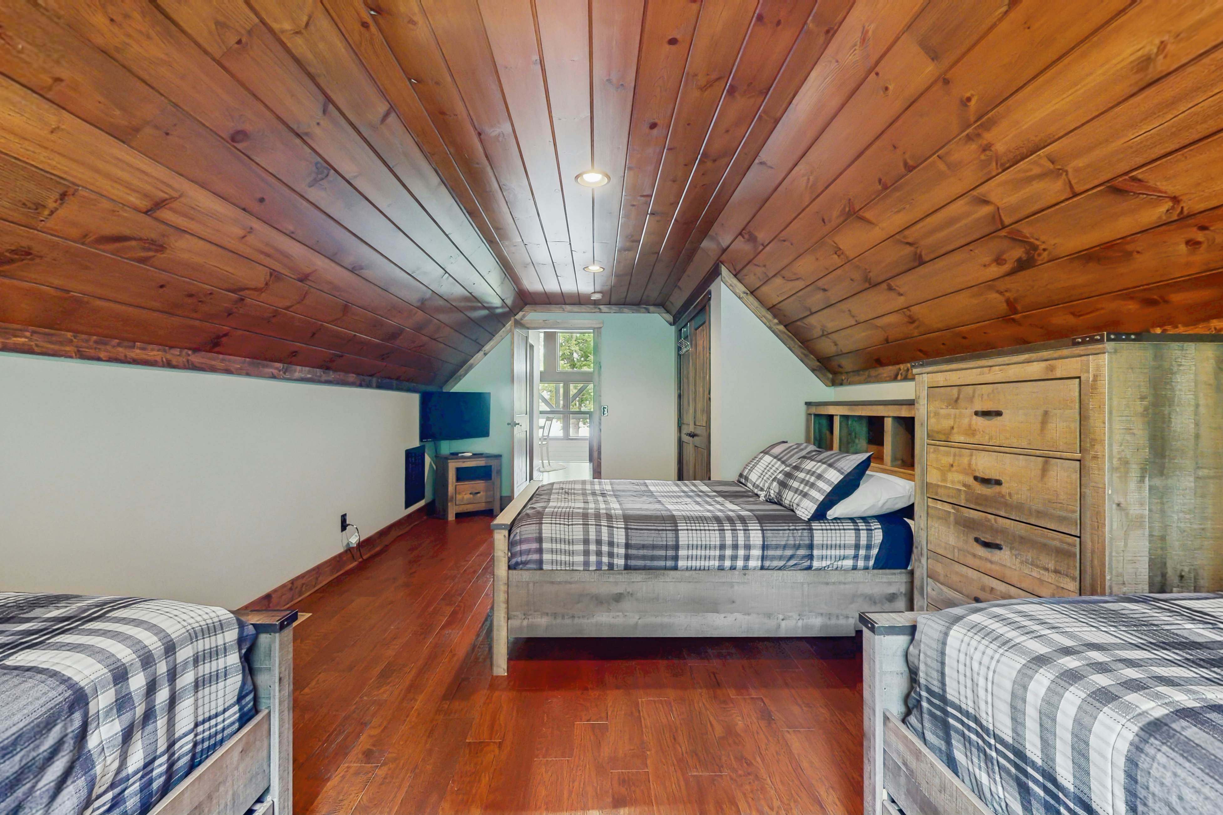 Lakefront Escape, Sleeps 10・Private Dock・Hot Tub