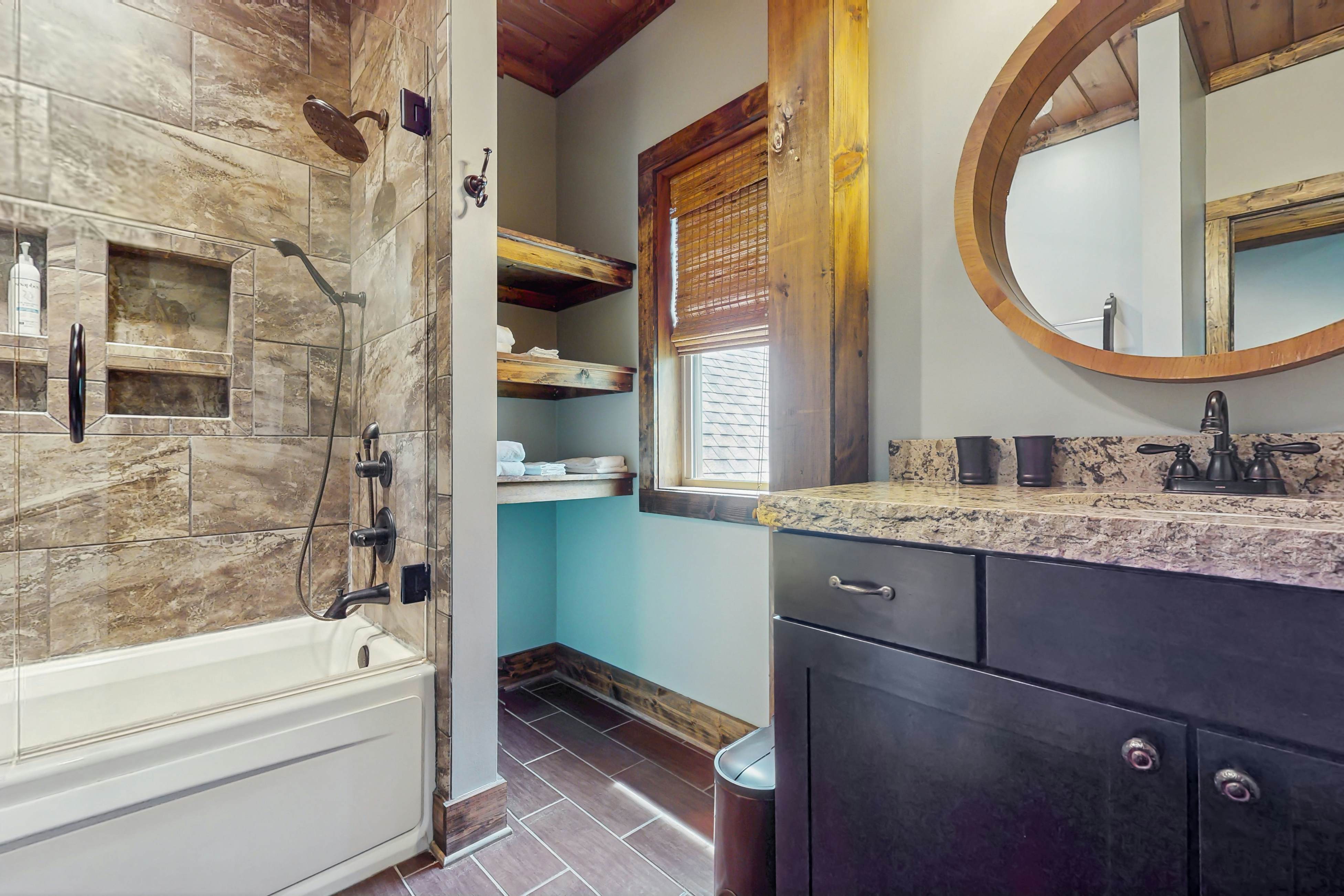 Lakefront Escape, Sleeps 10・Private Dock・Hot Tub