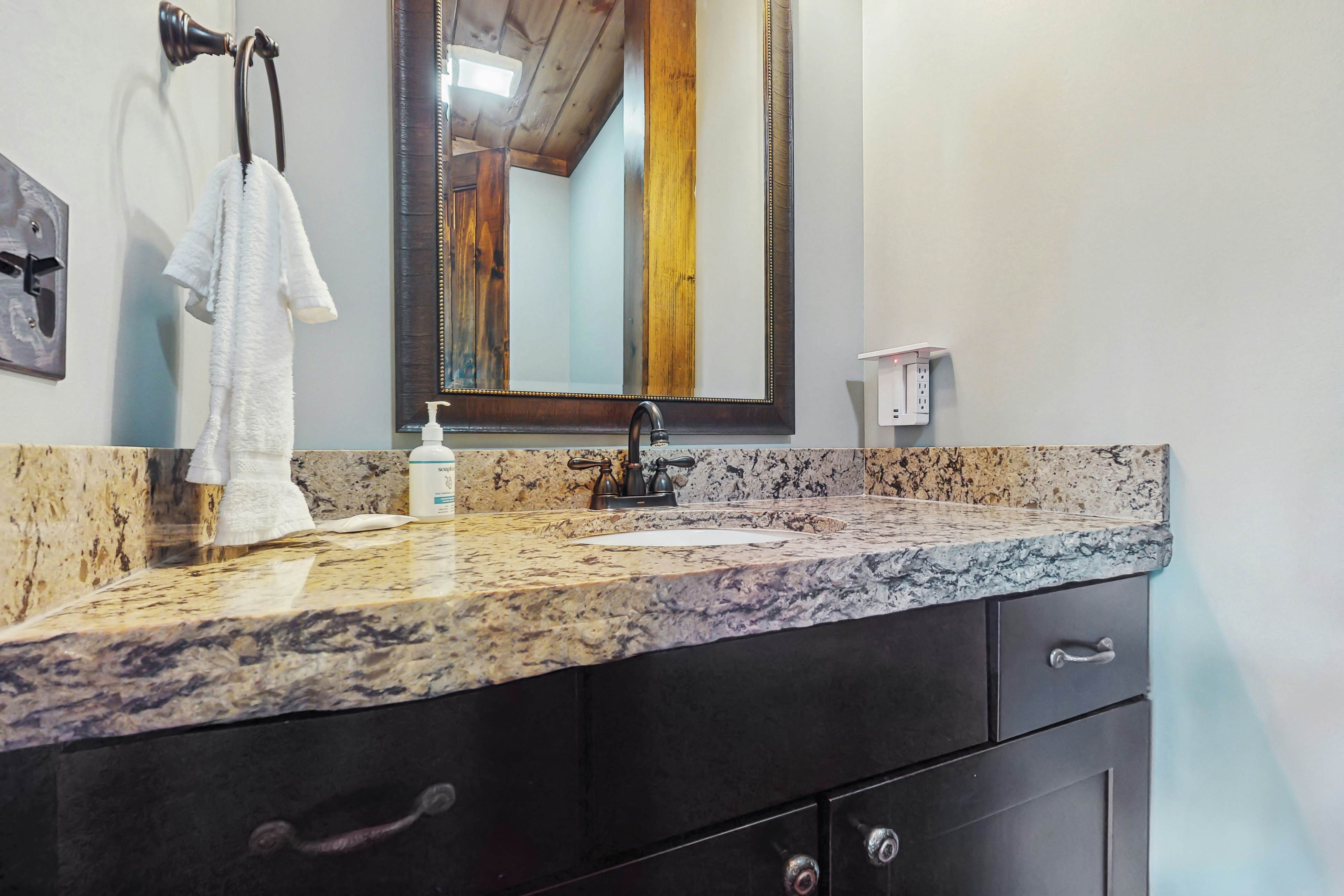 Lakefront Escape, Sleeps 10・Private Dock・Hot Tub