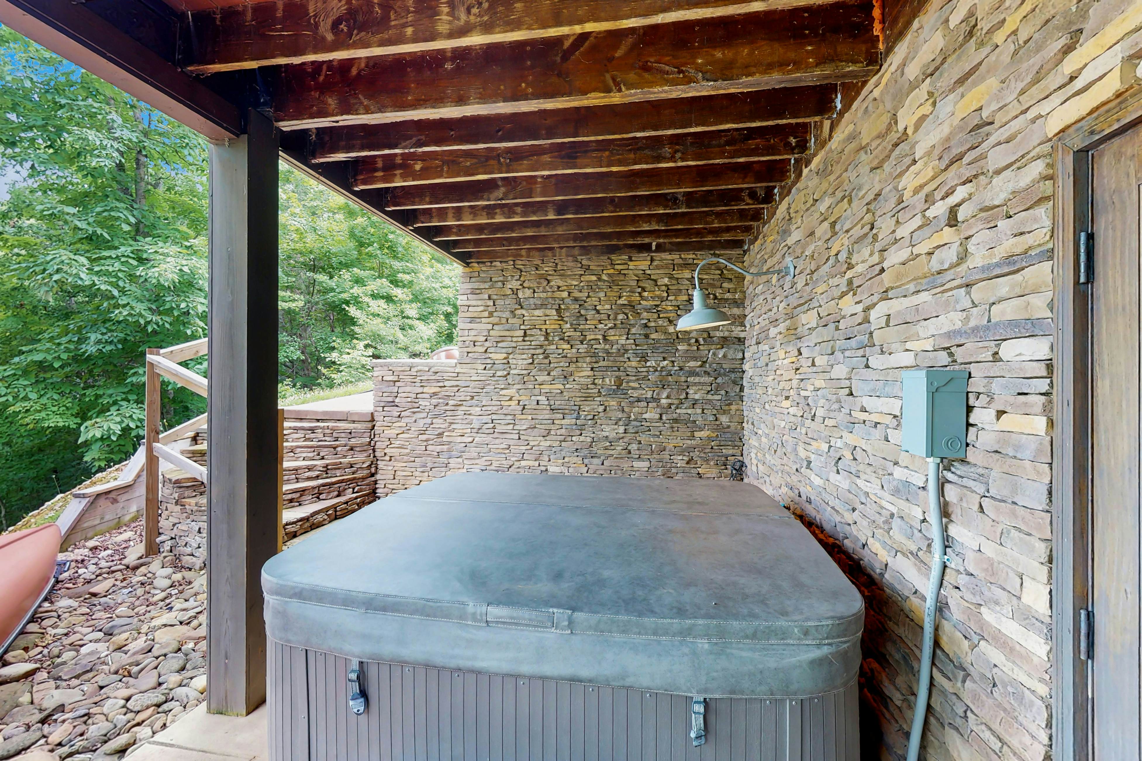 Lakefront Escape, Sleeps 10・Private Dock・Hot Tub