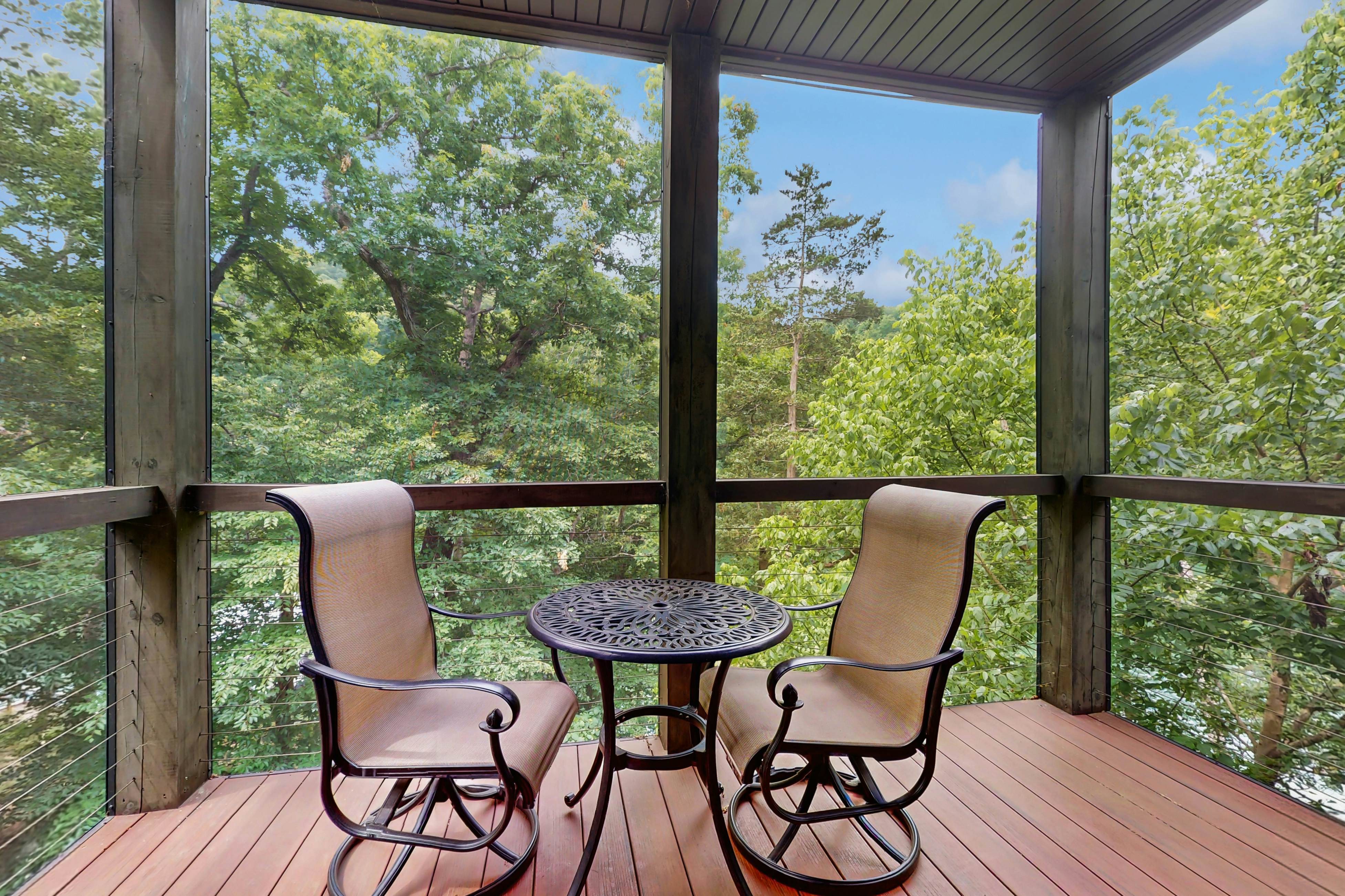 Lakefront Escape, Sleeps 10・Private Dock・Hot Tub