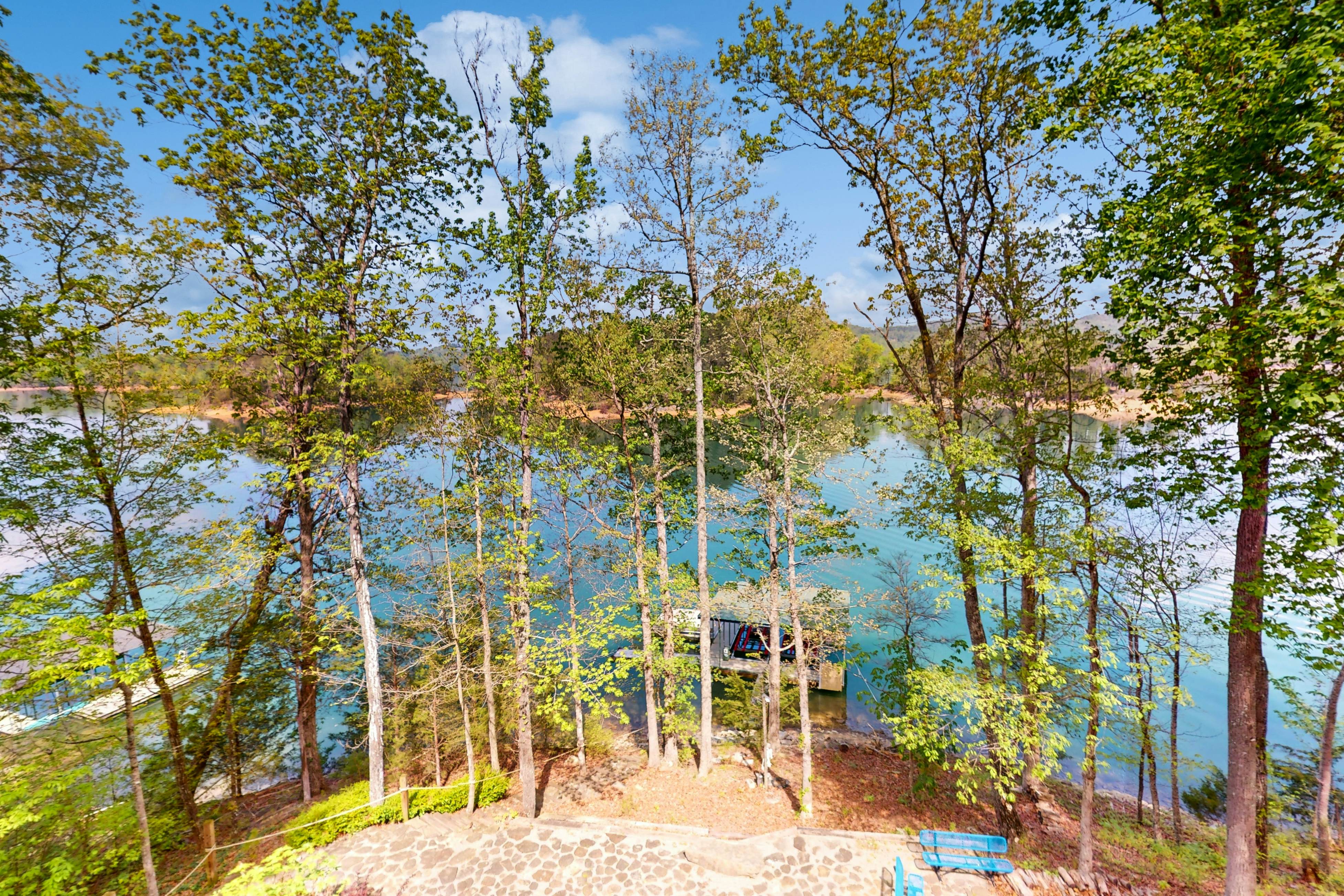 Lakefront Retreat, Sleeps 12 | 3 Boat Slips・Decks