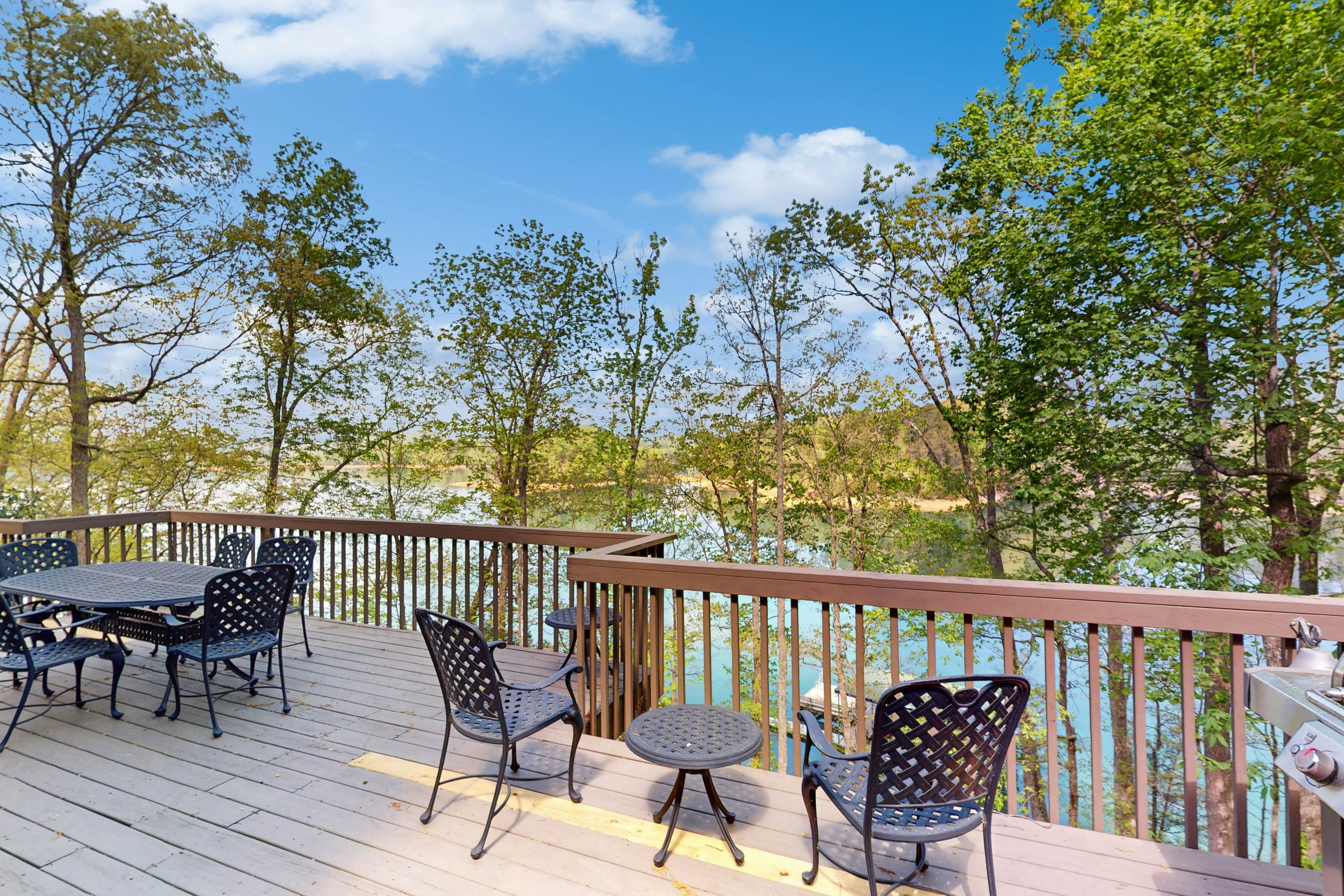Lakefront Retreat, Sleeps 12 | 3 Boat Slips・Decks
