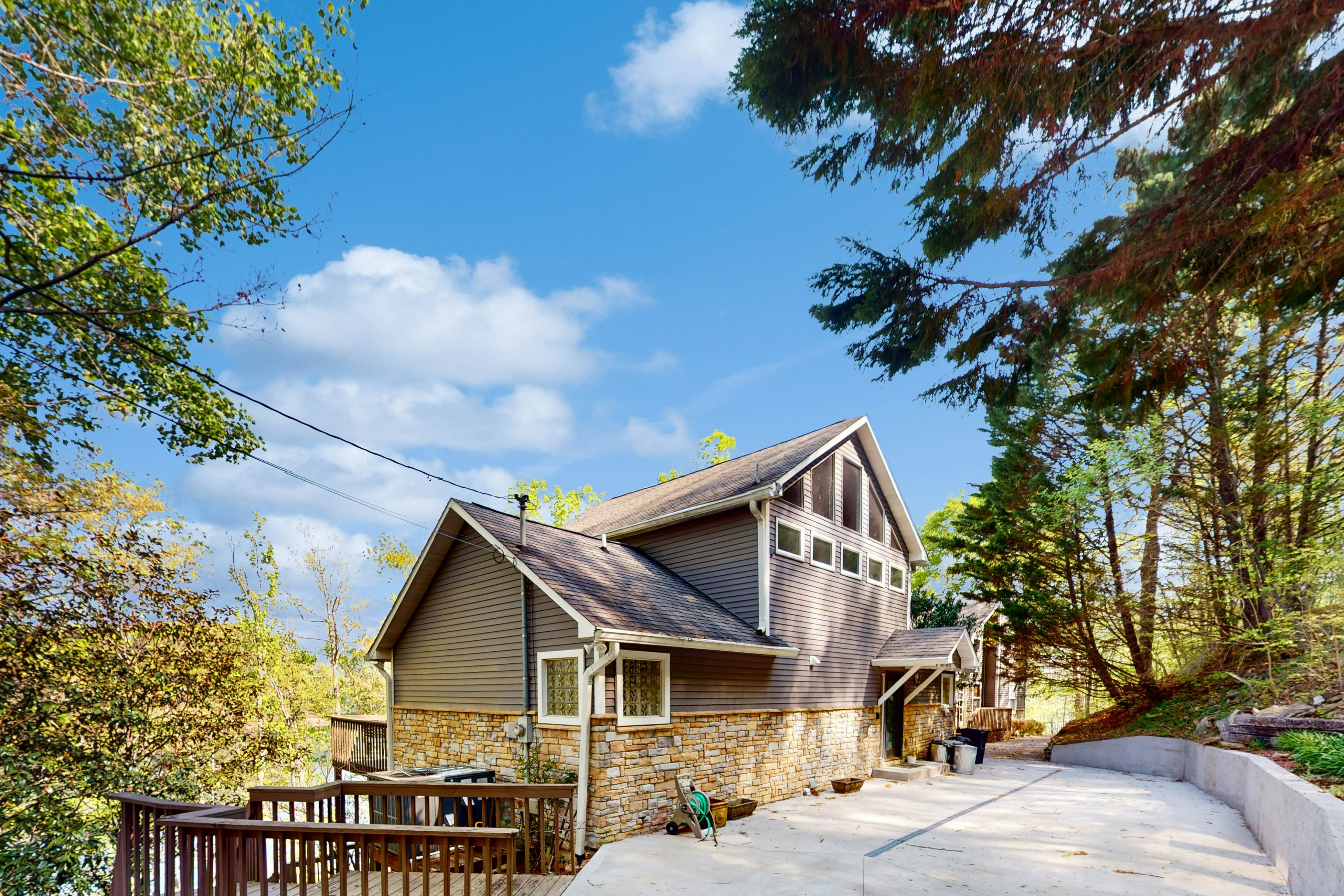 Lakefront Retreat, Sleeps 12 | 3 Boat Slips・Decks