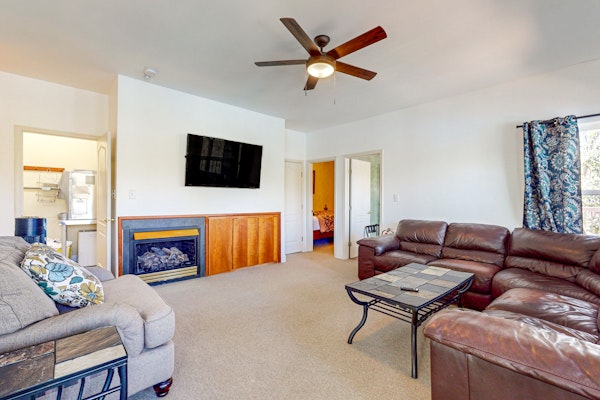 Lakefront Retreat, Sleeps 12・3 Boat Slips・Decks