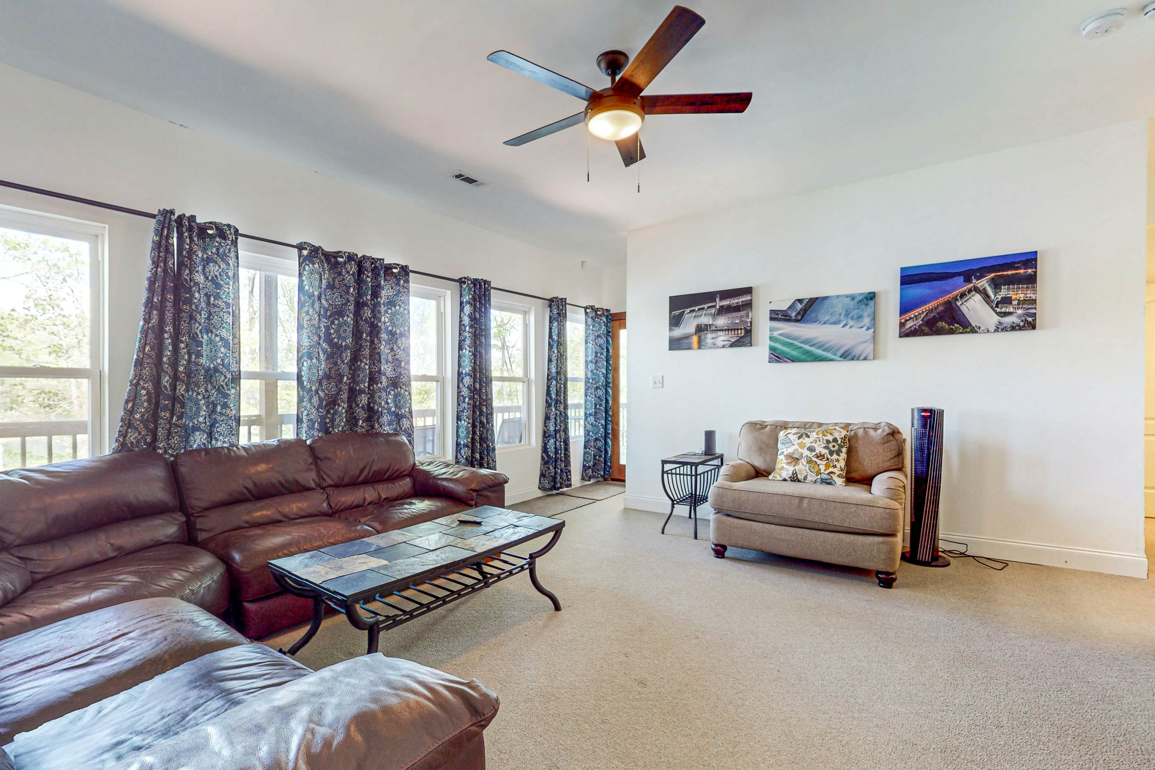 Lakefront Retreat, Sleeps 12 | 3 Boat Slips・Decks