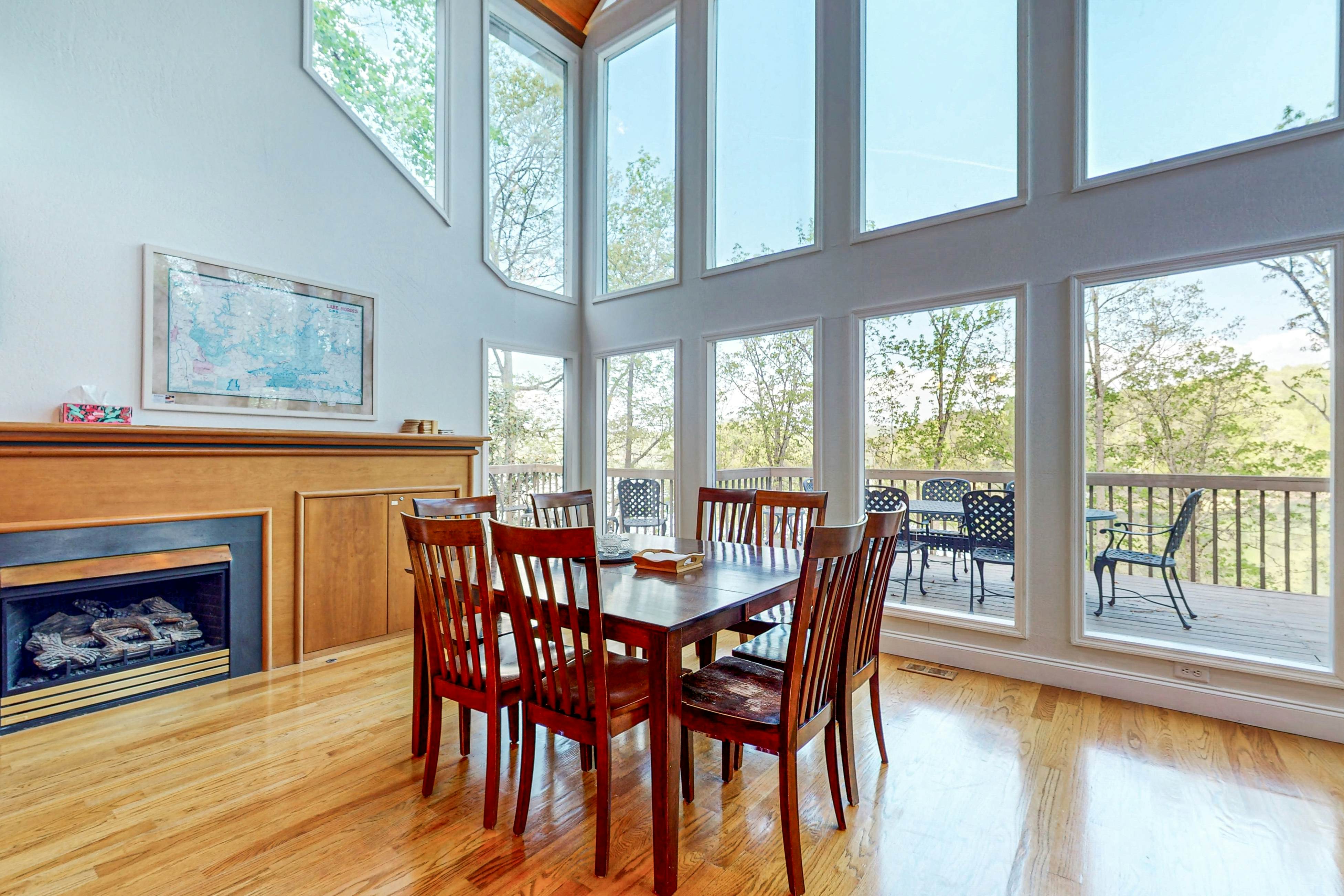 Lakefront Retreat, Sleeps 12 | 3 Boat Slips・Decks