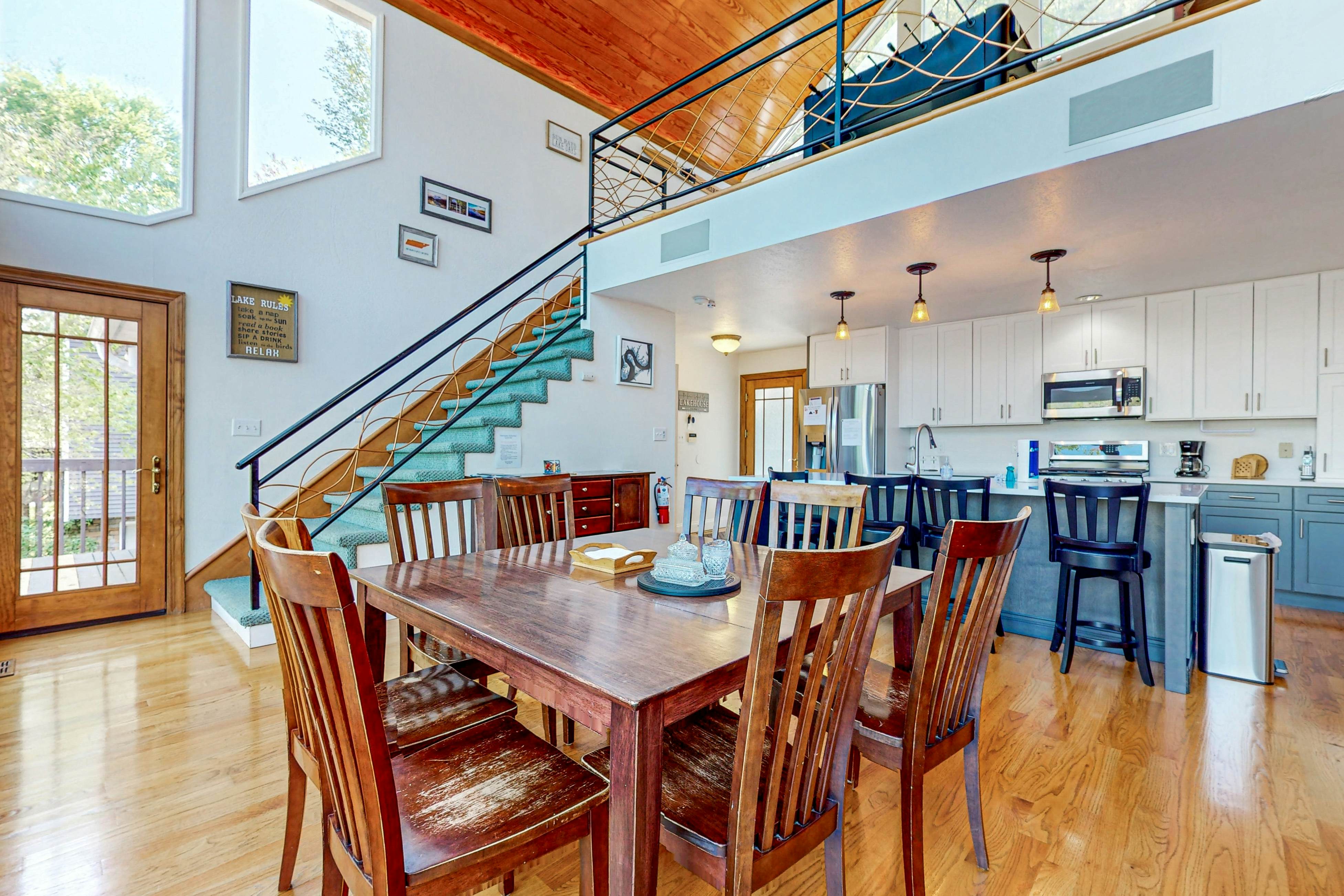 Lakefront Retreat, Sleeps 12 | 3 Boat Slips・Decks