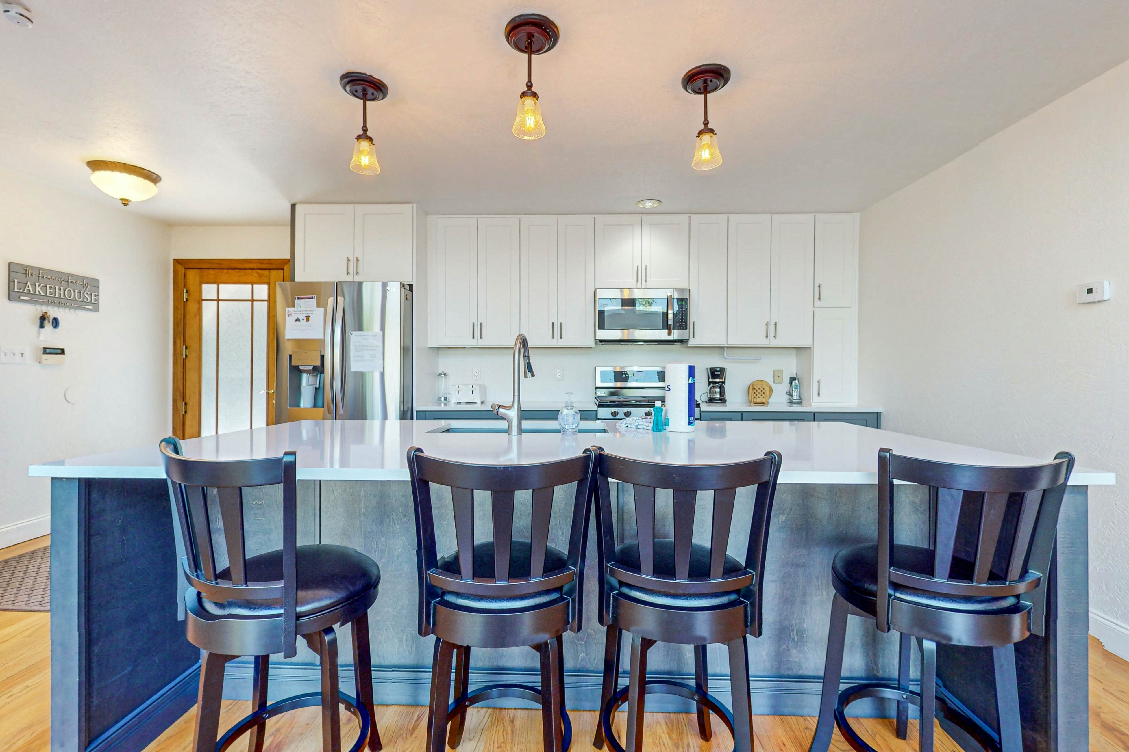 Lakefront Retreat, Sleeps 12 | 3 Boat Slips・Decks