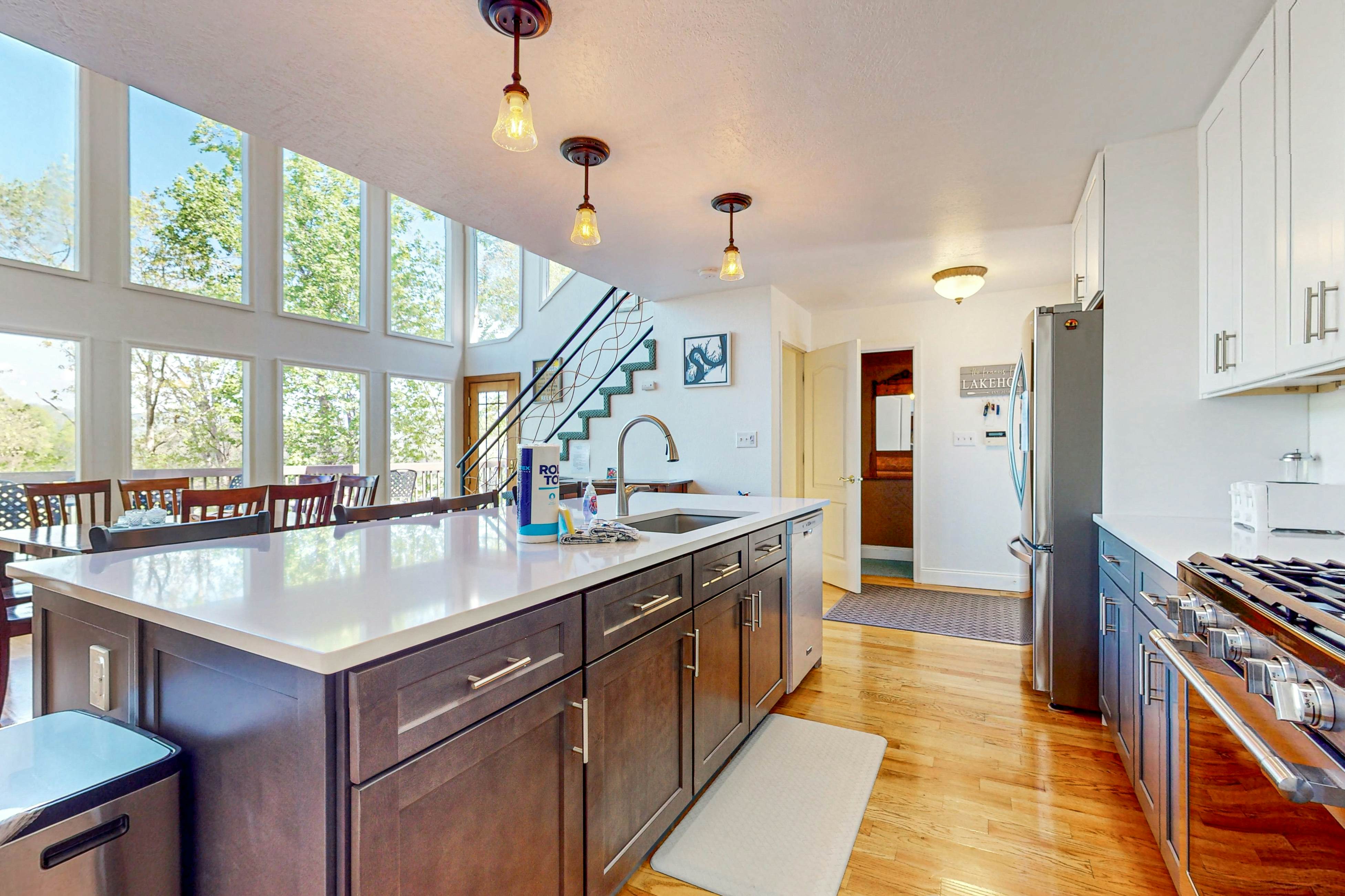 Lakefront Retreat, Sleeps 12 | 3 Boat Slips・Decks