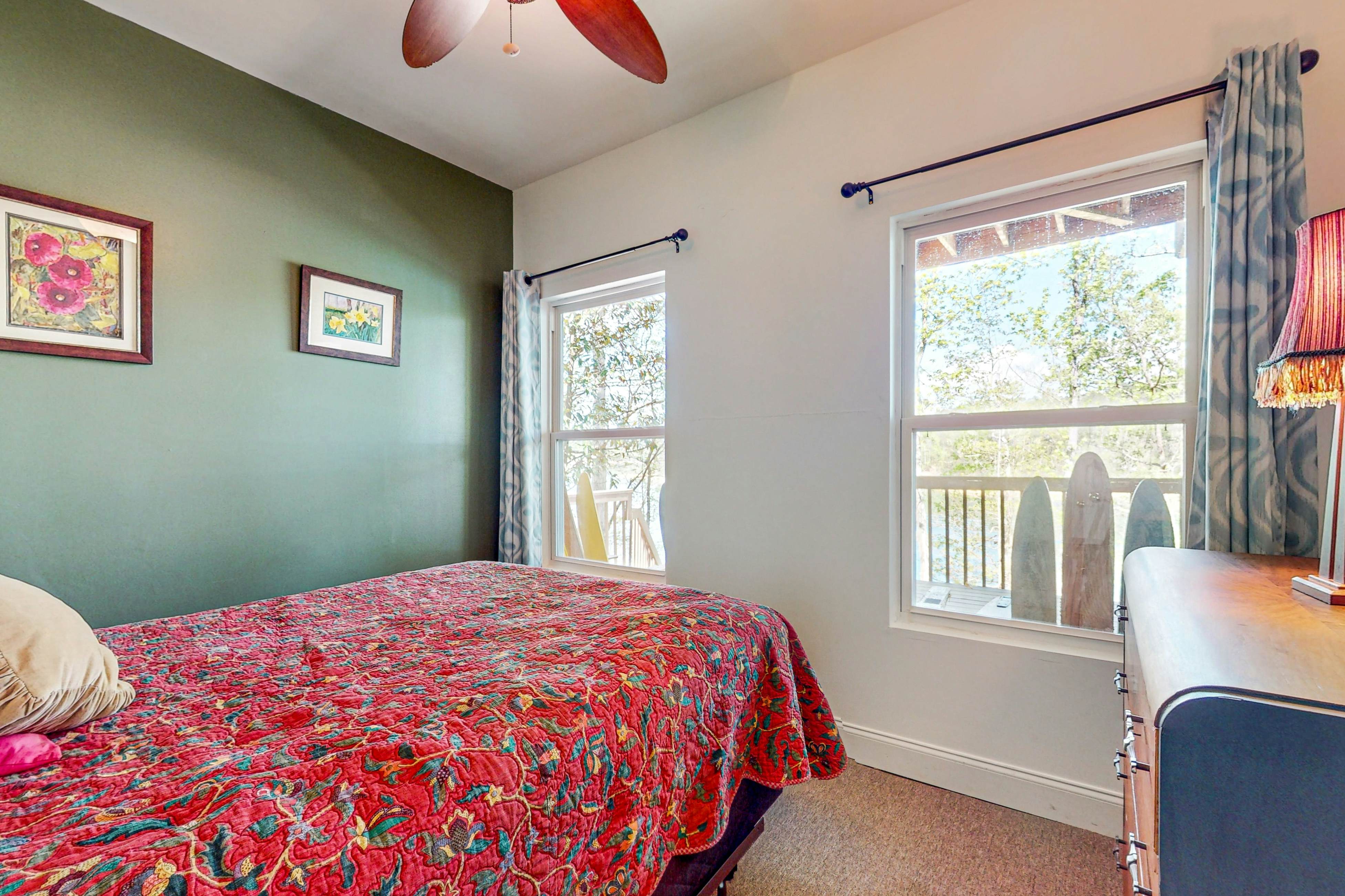 Lakefront Retreat, Sleeps 12 | 3 Boat Slips・Decks