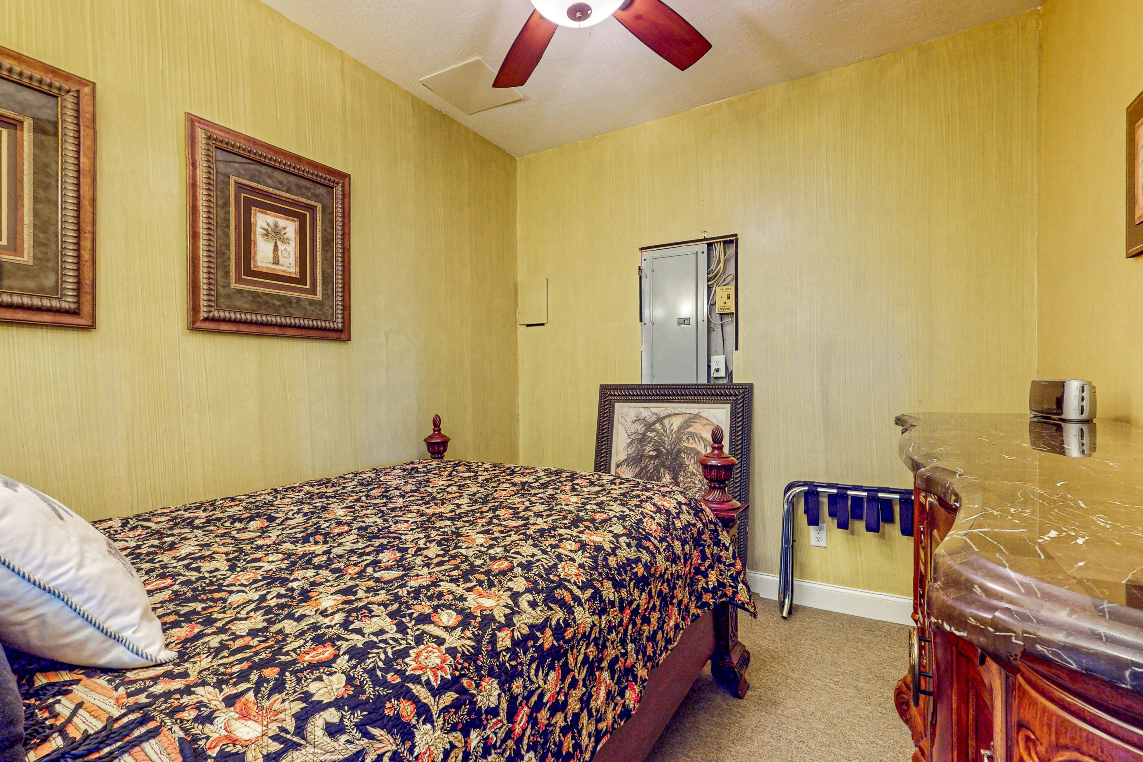 Lakefront Retreat, Sleeps 12 | 3 Boat Slips・Decks