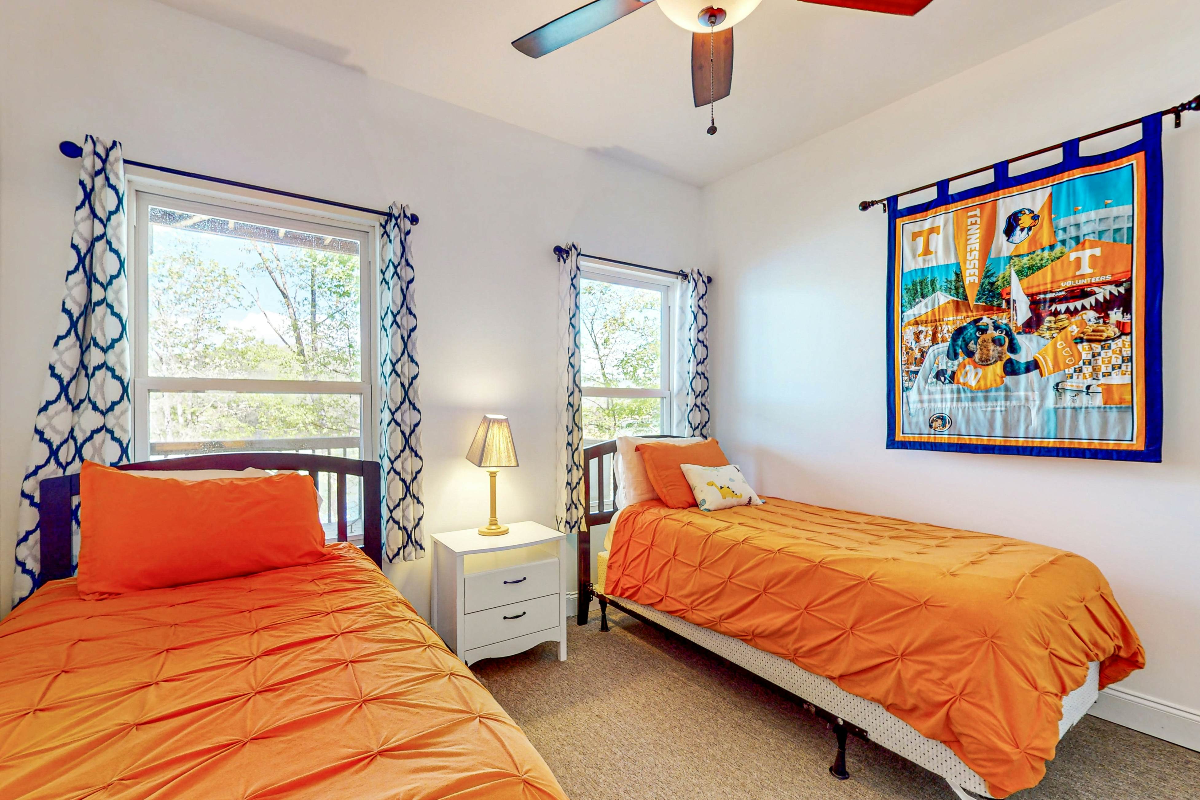 Lakefront Retreat, Sleeps 12 | 3 Boat Slips・Decks