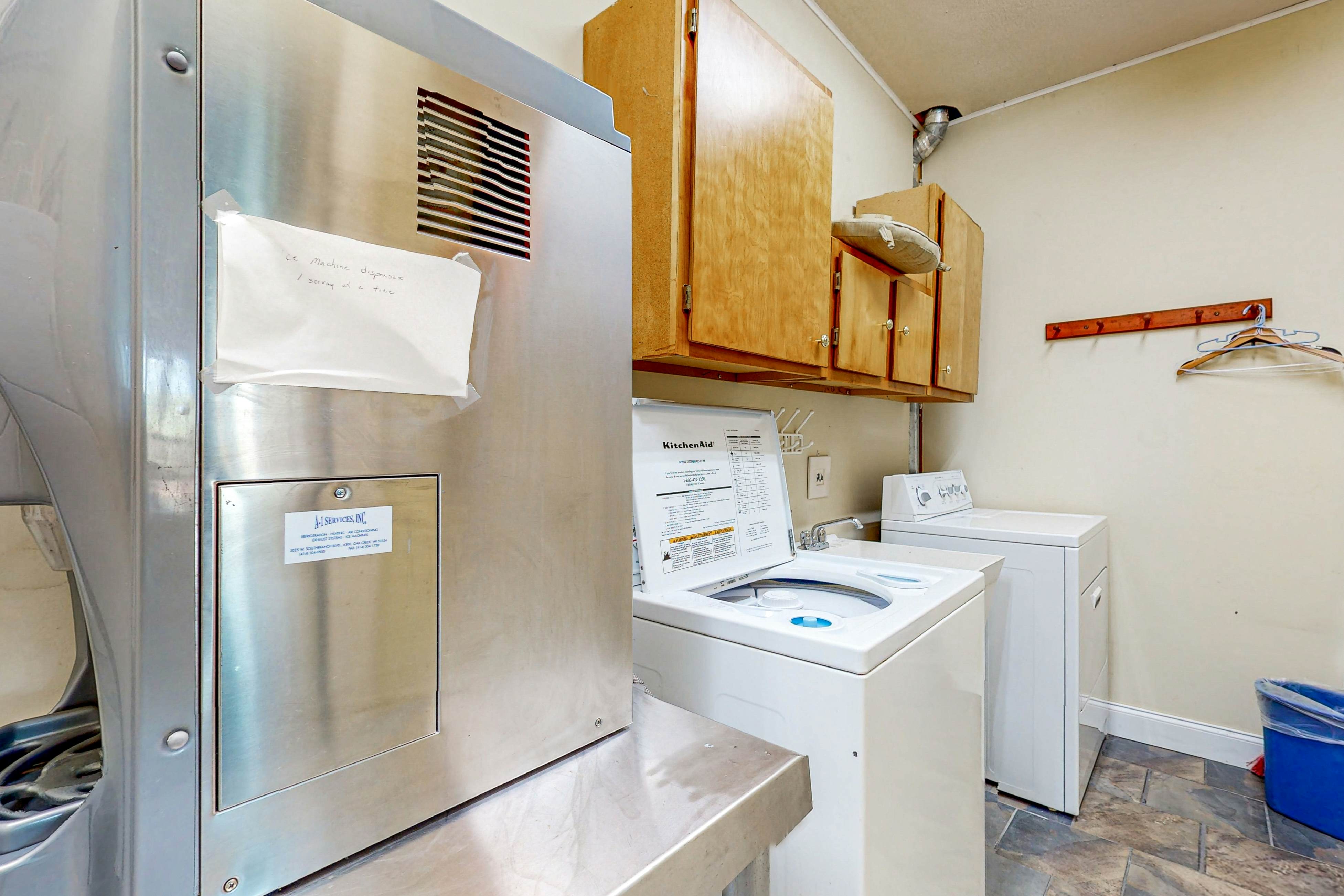 Lakefront Retreat, Sleeps 12 | 3 Boat Slips・Decks