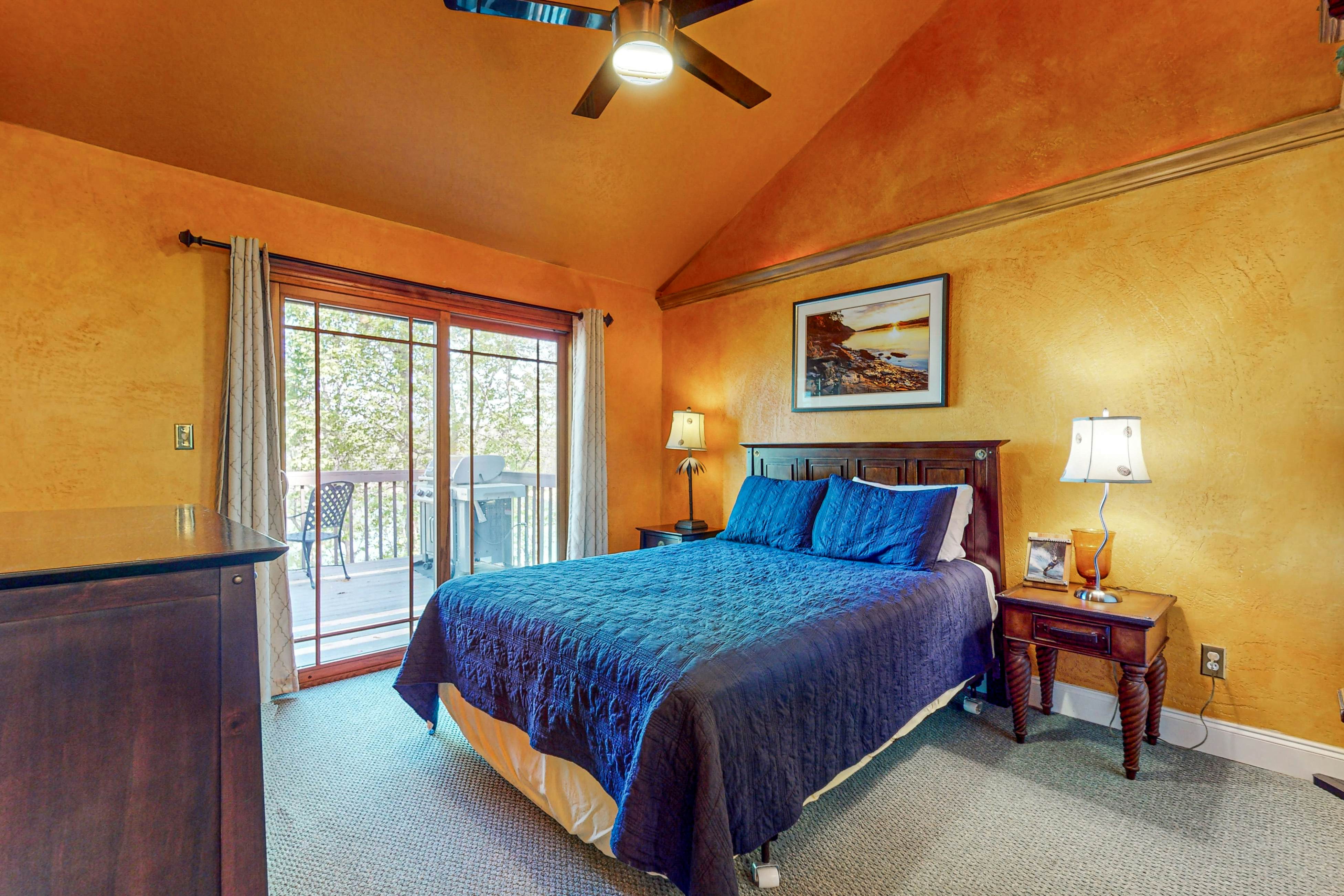 Lakefront Retreat, Sleeps 12 | 3 Boat Slips・Decks