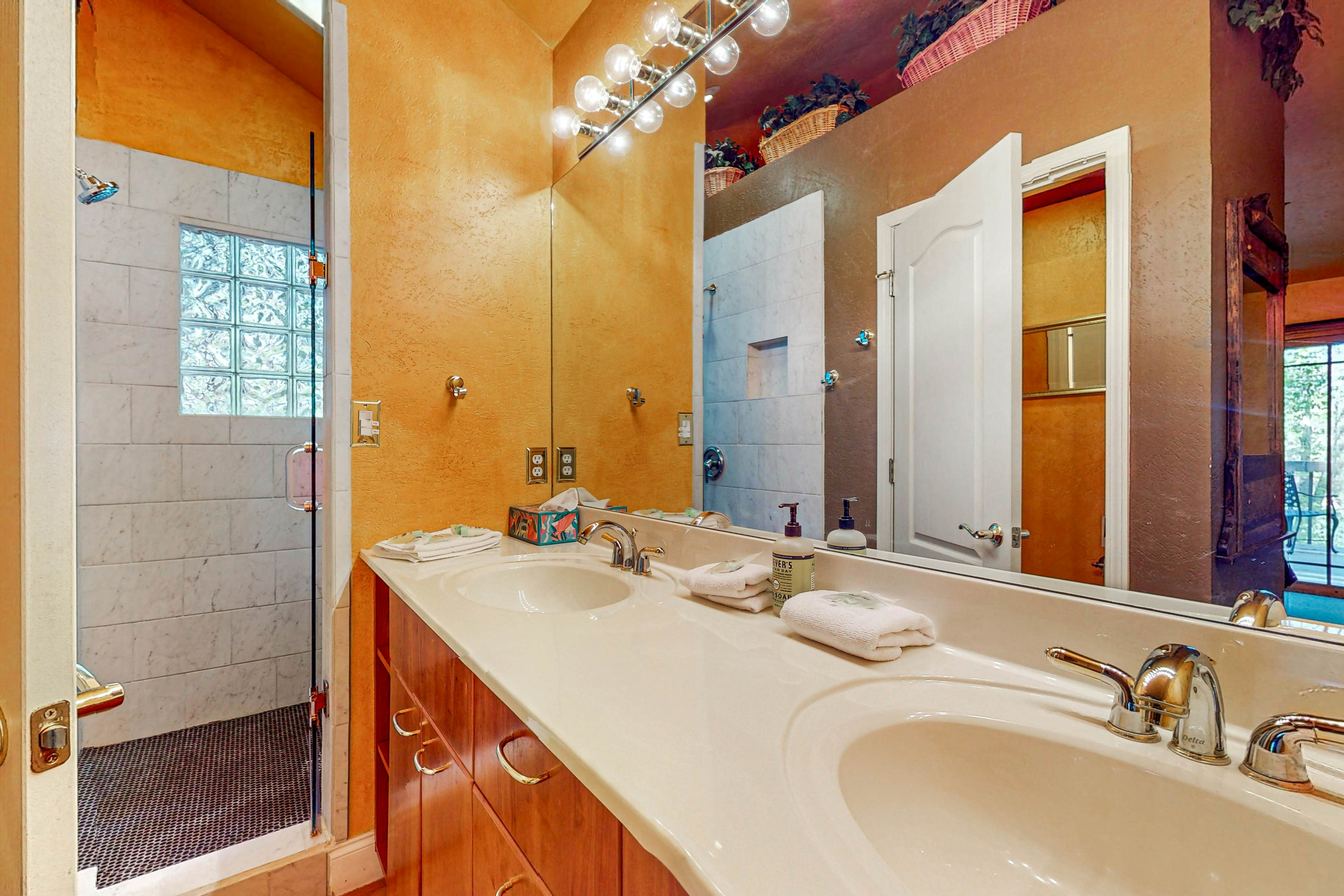 Lakefront Retreat, Sleeps 12 | 3 Boat Slips・Decks