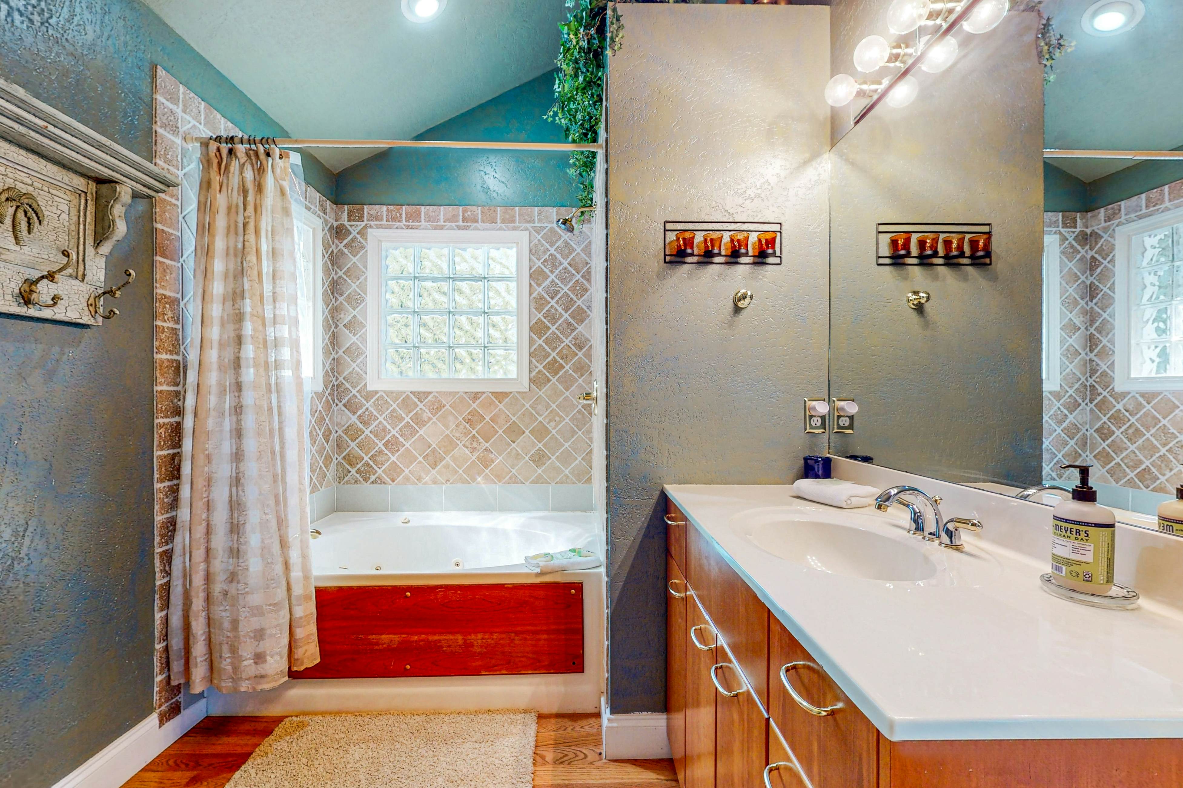 Lakefront Retreat, Sleeps 12 | 3 Boat Slips・Decks