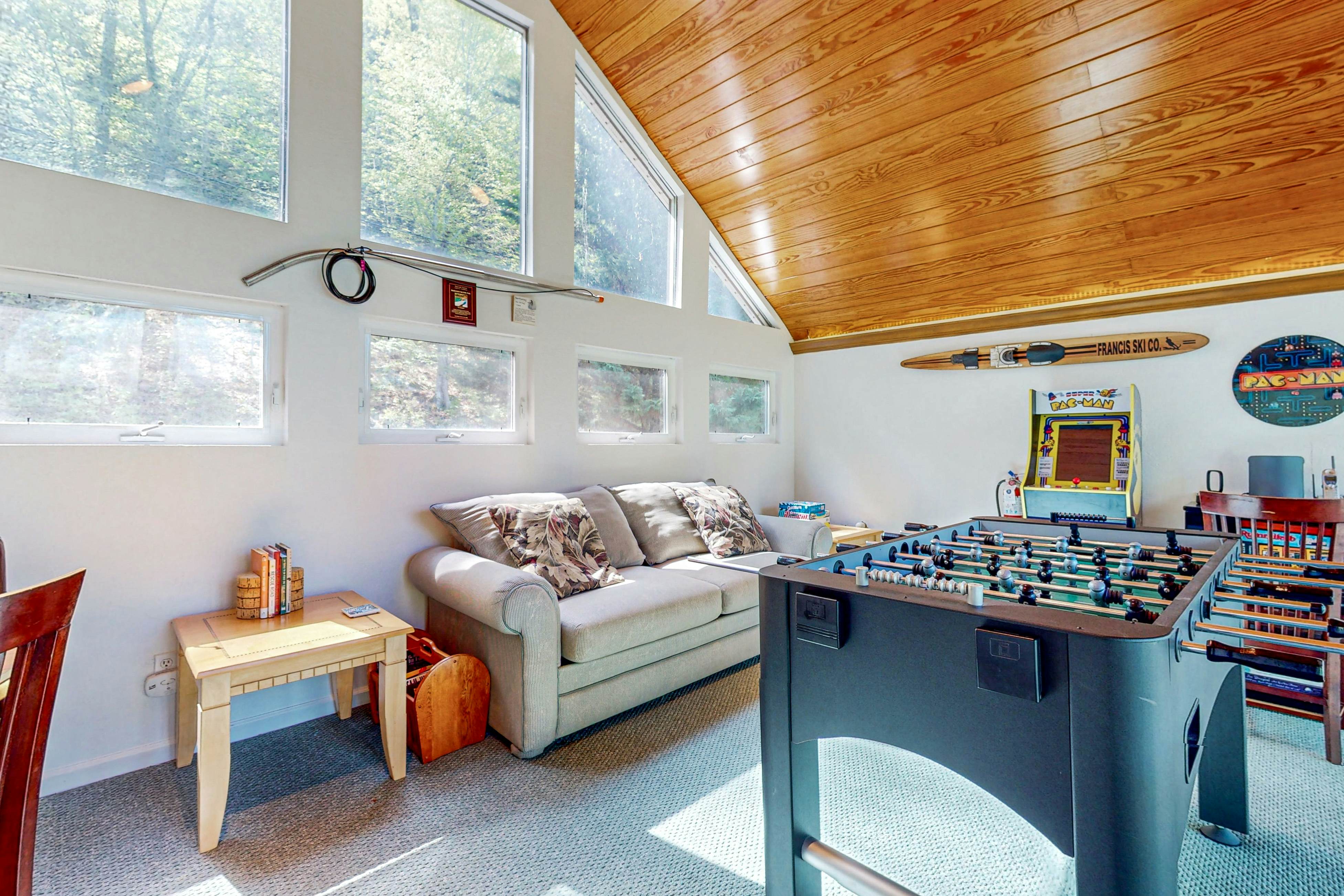 Lakefront Retreat, Sleeps 12 | 3 Boat Slips・Decks