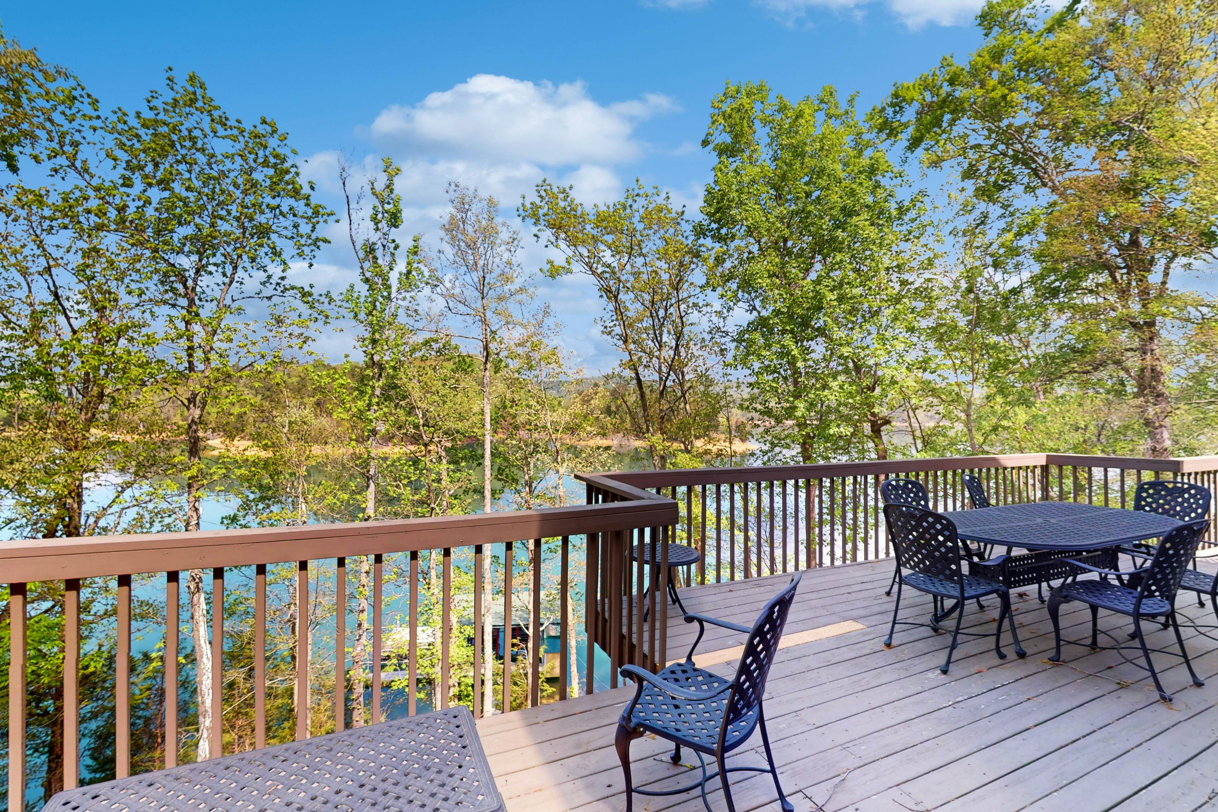 Lakefront Retreat, Sleeps 12 | 3 Boat Slips・Decks