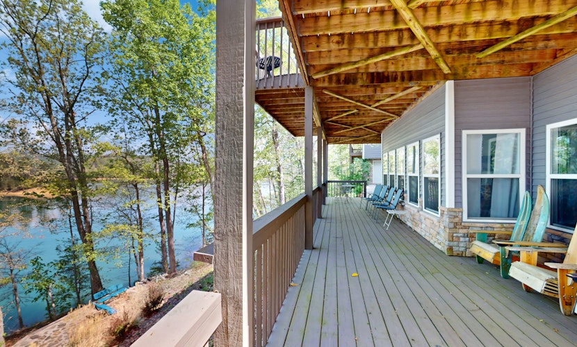 Lakefront Retreat, Sleeps 12・3 Boat Slips・Decks