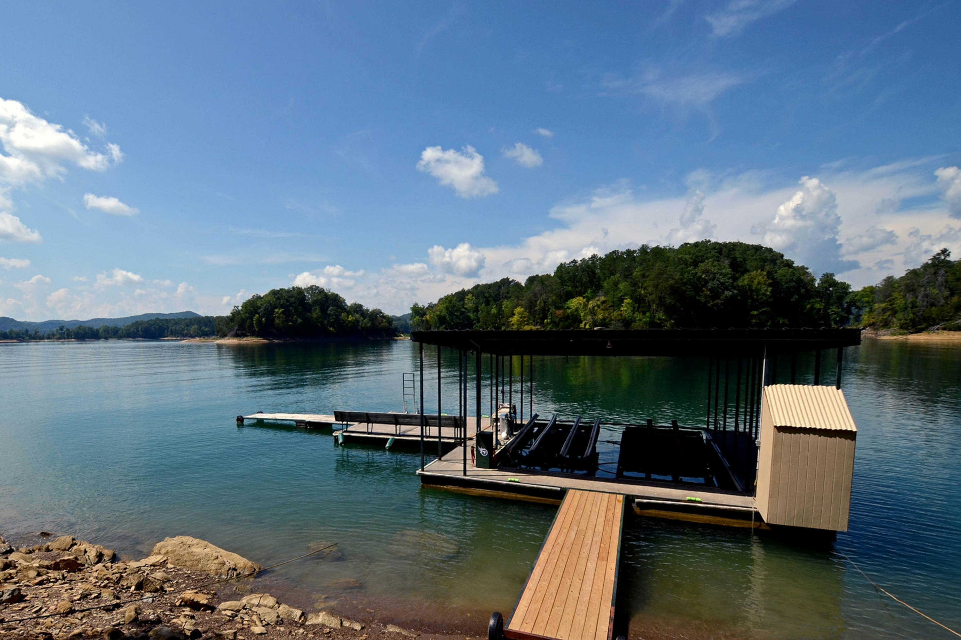 Lakefront Retreat, Sleeps 12 | 3 Boat Slips・Decks