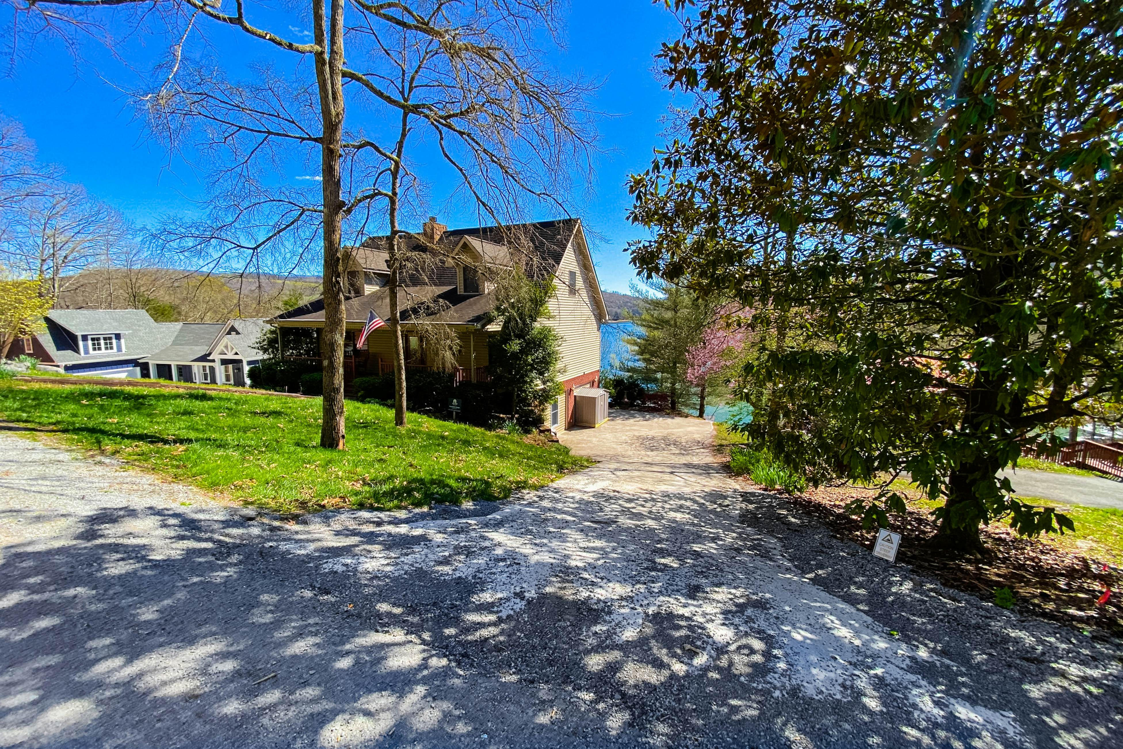 6BR Lakefront Retreat・Dock・Hot Tub・Boat Slips
